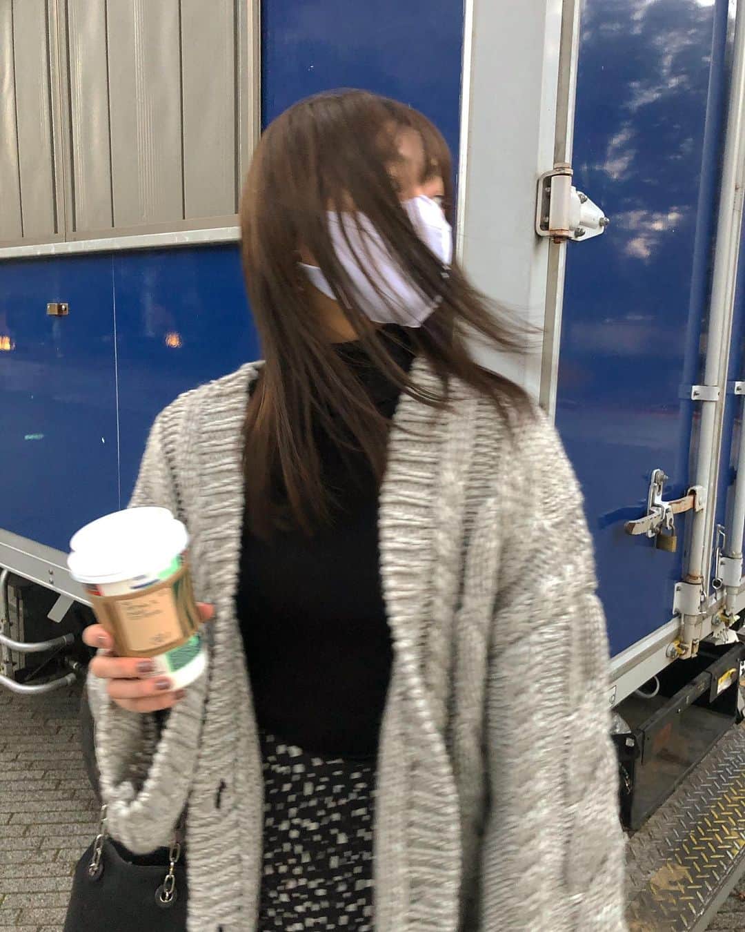 田崎さくらさんのインスタグラム写真 - (田崎さくらInstagram)「・﻿ ﻿ そういえば髪の毛切ったの✌︎﻿ 多分まったく気づかれない🥺﻿ ﻿ この日すごい風強かった🌪﻿ ﻿」11月25日 22時47分 - sakura_tazaki