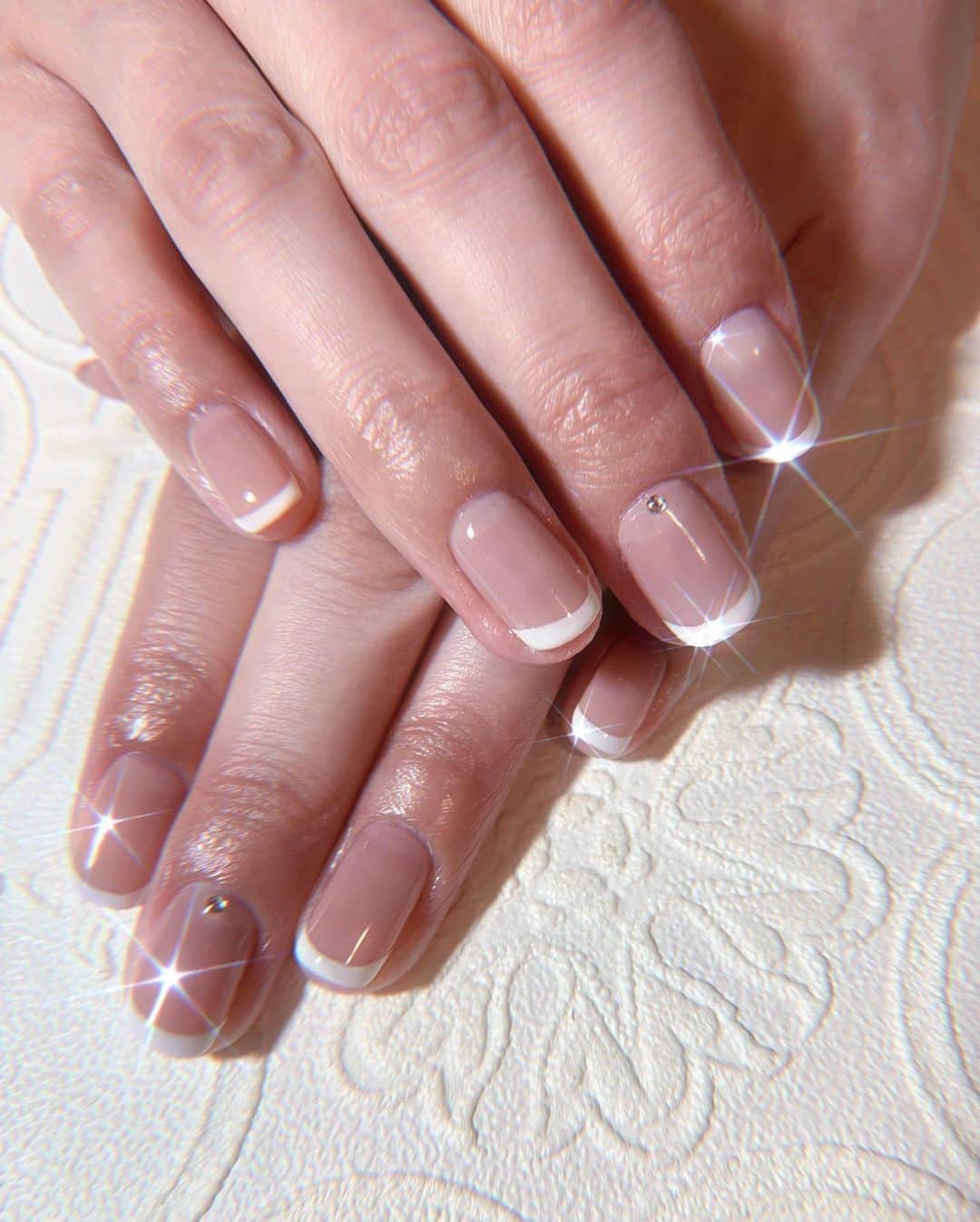 のインスタグラム：「I haven’t had French tips done since high school (true story) 💅🏻  #nails #frenchtips #frenchtipnails #gelnails」