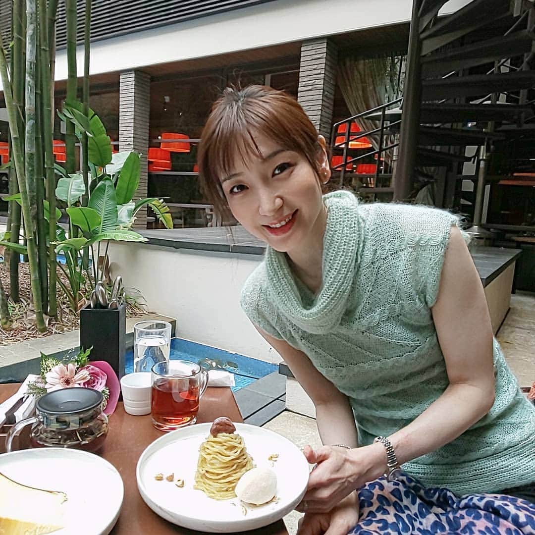 藤原宏美（ひろみん）さんのインスタグラム写真 - (藤原宏美（ひろみん）Instagram)「【バスクチーズケーキを流行らせた会社！？】  Plan･Do･Seeさんの世界観が好きで、 全国のホテルやレストランを利用するのですが、  バスクチーズケーキを流行らせた会社なのだと、 スタッフさんがおっしゃっていました✨  奥にちらっと見えるのが、 そのバスクチーズケーキ🧀  モンブランが好きすぎて、 ノーマークだった～🤣(アップの写真なし💦)  今度は是非味わいたいと思います😆  @withthestyle @withthestyle_wedding  #withthestyle #ウィズザスタイル #plandosee #プールサイド #福岡カフェ #福岡ホテル #福岡 #fukuoka #博多カフェ #博多ホテル #福岡スイーツ #博多スイーツ #cafe #sweets #バスクチーズケーキ #モンブラン #藤原宏美 #福岡旅行 #ひろみん旅物語 #旅好き #カフェめぐり #ビーズ公式アンバサダー応募」11月25日 22時49分 - hiromint7