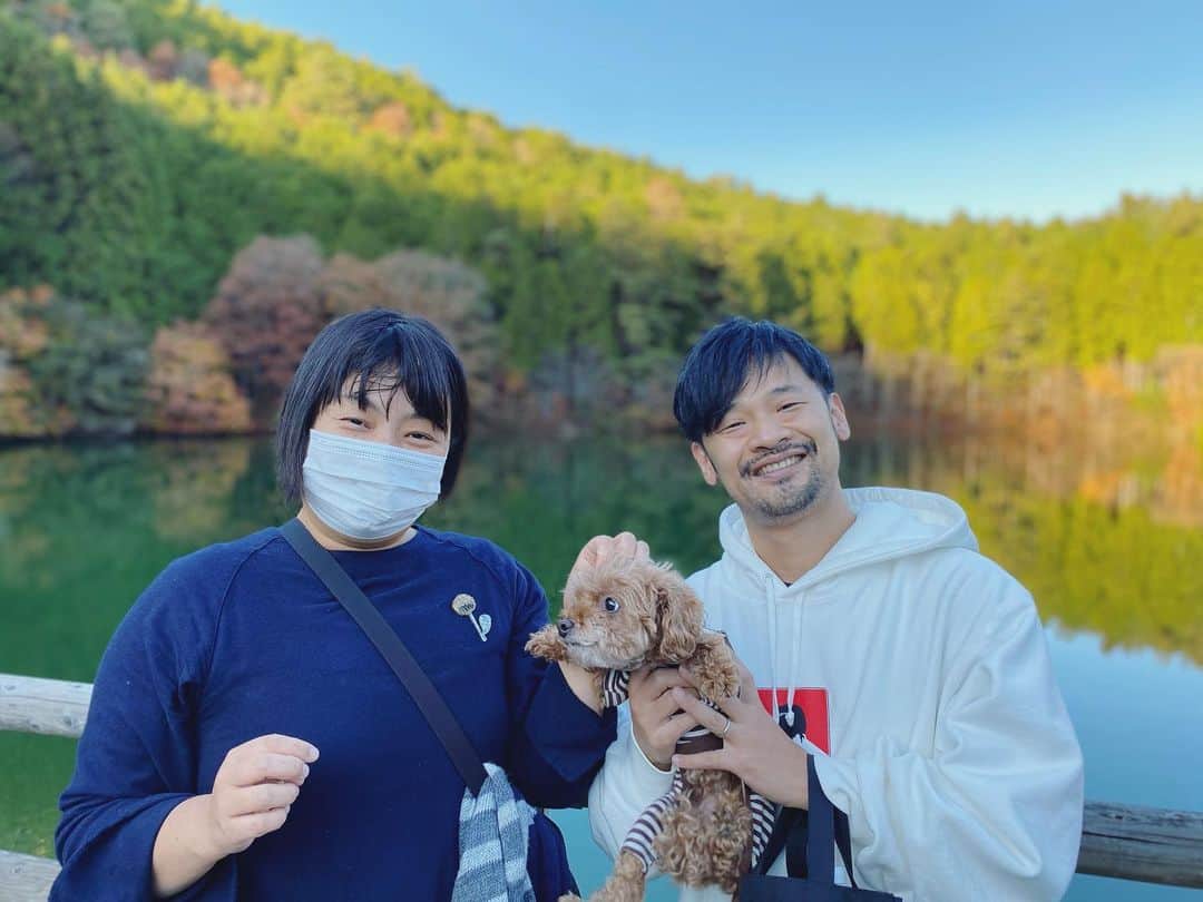 石川龍のインスタグラム：「秋の連休を活用して、山梨は南アルプス市に行ってきました！ 久しぶりの若葉さんとの再会、素庵さんでの自然食ランチ、伊奈ヶ湖から観る景色、小作さんでのボリュームほうとう、全て満点💯 大きな渋滞に巻き込まれることもなく、密にもならず、充実の休日でした。 #南アルプス市 #伊奈ヶ湖 #素庵  #ほうとう」