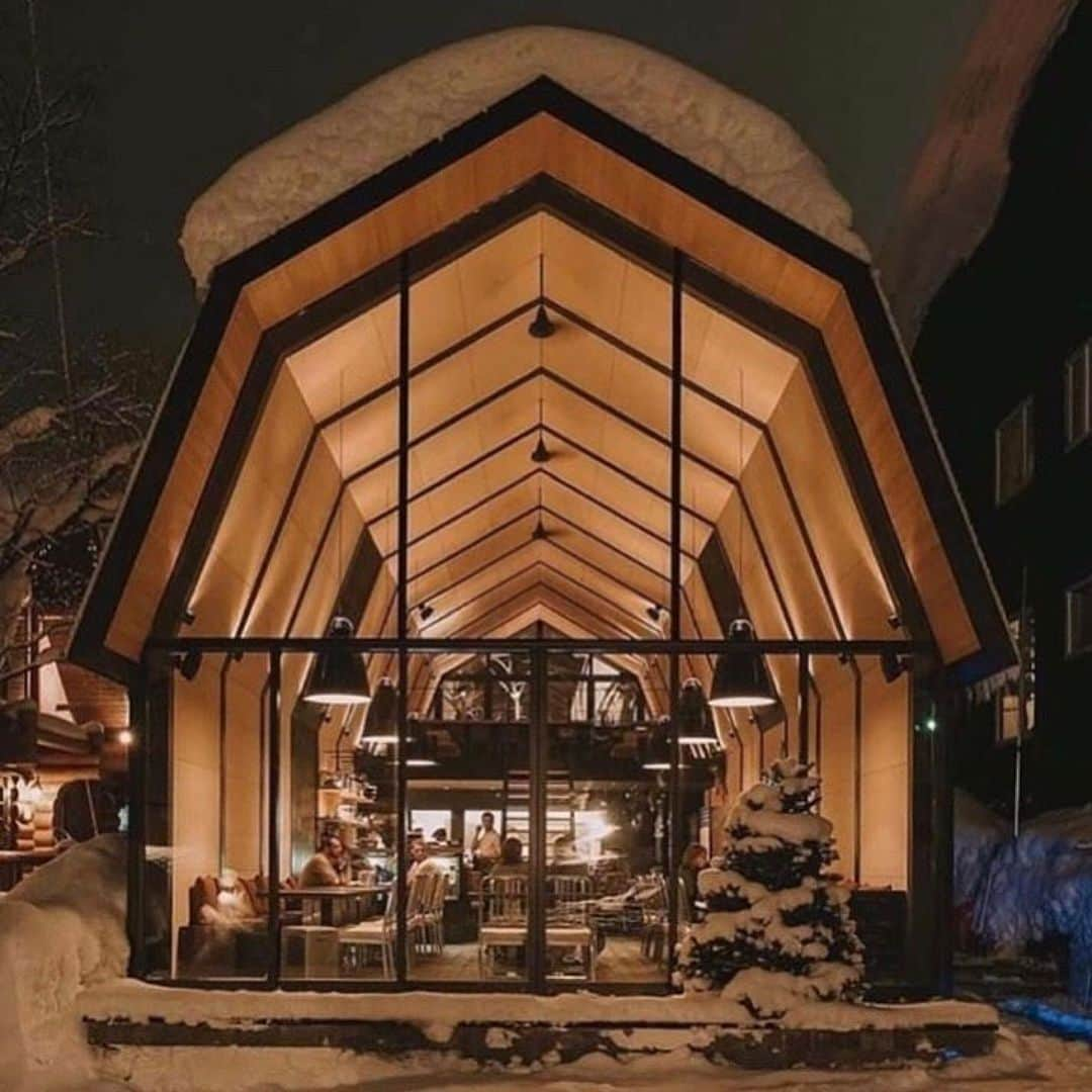 THE LUIGANS Spa&Resortさんのインスタグラム写真 - (THE LUIGANS Spa&ResortInstagram)「The Barn by odin @niseko_thebarn  2020年12月17日(木) グランドオープン  世界中からパウダースノーを求めてスキーヤー・スノーボーダーが集まる北海道ニセコ。 その街に北海道の伝統的農家の納屋からインスピレーションを受けた 大きなグラスハウスが人目を引く印象的なレストラン ”THE BARN"はあります。  いつか世界中の人々が集まるこの場所でホテルをやってみたい。 日本のおもてなしを世界中の人々へ届けるという私たちの想いとご縁があり 2014年から私たちPlan•Do•Seeが毎冬にお手伝いさせていただくようになりました。  しかしながら、世界中で猛威をふるった新型コロナウイルスの流行に伴い、 このような状況でお客様が来てくださるのか。 寮生活となる仲間の安全が担保できるのか。 この冬、THE BARNをオープンする事をとても迷いました。  やるべきか　やらないべきか　沢山、沢山議論しました。  日本中に第三波感染拡大が広がっている中、 ニセコにレストランをオープンすることには もちろん様々なご意見があることと存じます。 最後の最後まで、今年は運営すべきでないと言う意見もある中、ある人が言いました。  「困難や問題は探せばいくらでもあり、今年はやるべきではないと言う意見はとても理解できます。 ですが、やらないと決める事は簡単です。 でも出来る方法を考えてやるからこそ、Plan•Do•Seeは今まで事業を続けられてきた。 Barnというお店も同じではないだろうか」  ”日本、世界の素敵な場所に 関わるすべての人が誇りを持てるような 最高に心地の良い空間をつくり、進化させ続ける”  という、Plan•Do•Seeのミッションに立ち返り こんな時だからこそ、THE BARNというお店はニセコという場所で お客様に温かいお料理とおもてなしを届けようと考え、オープンを決めました。  お客様・スタッフの安全を最大限に配慮して頑張ります。 ニセコにお越しの際にはぜひお立ち寄りくださいませ。 詳細は、@niseko_thebarn のプロフィールURLよりお進みください。   #thebarnbyodin #thebarn#barn #nisekorestaurant#restaurant #niseko#hokkaido#hirafu #dining#2020 #comingsoon#backhome #ski#snowboard#snow#winter #plandosee#pds #vacation#wintervacation #北海道#ニセコ#ヒラフ#倶知安 #スキー#スノボー#冬#冬季限定#レストラン #おもてなしが好きだから」11月25日 22時55分 - theluigans