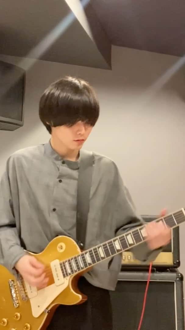 大崎捺希のインスタグラム：「#けいおん #ギター #弾いてみた #もと #軽音楽部  部室に俺のアンプはまだあるのだろうか笑」