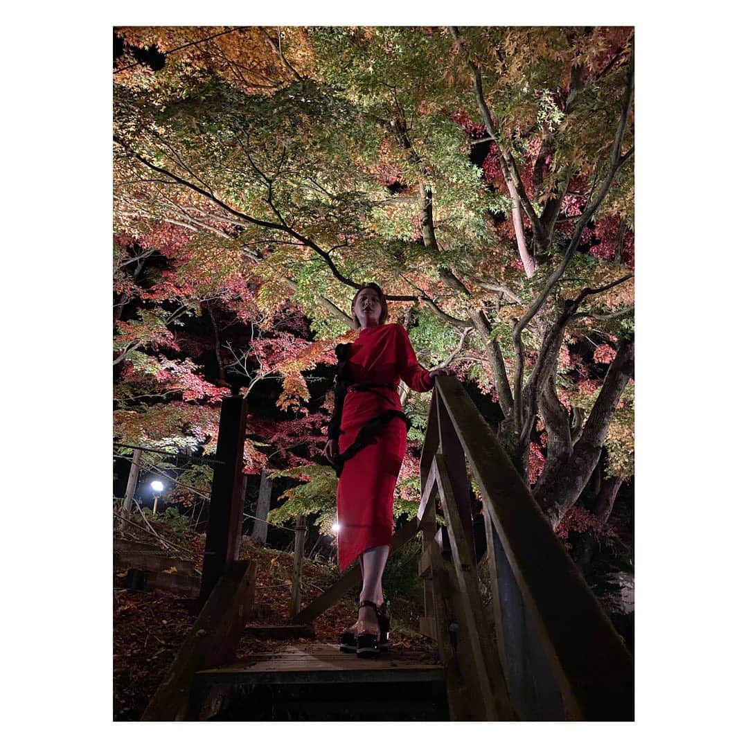 高槻かなこさんのインスタグラム写真 - (高槻かなこInstagram)「. 虹の郷🍁 夜は木々がライトアップされてまた違った表情を魅せてくれます🍂🍃💫 . そんな夜の部の衣装🌠 . セットアップ　#avie シューズ　#undercover  . styling  by @uchi_daxx  . . 赤が映えて夜らしく大人な印象にチェンジ🍷 ステージ中は勿論のこと、3回も時間に合わせたファッションを楽しめて本当にたのしかった！！ . 来てくれたみんなの中でも、TK2や私のアパレルを着てきてくれてる方も多くてすごく嬉しかったよ❤️ もーすぐNow me.で作ったアパレルもみんなの元に届くかな？🥰 そしたらまた集まりたいねっ！！ . . そして何より 俺100がもっと盛り上がりますように！！ 素敵なイベントに呼んでいただいてありごとうございました❤️❤️ . . #俺100 #anime #Antiworld #修善寺　#虹の郷　#紅葉　 #着回しきんちゃん #声優　#高槻かなこ」11月25日 22時59分 - kanako.tktk