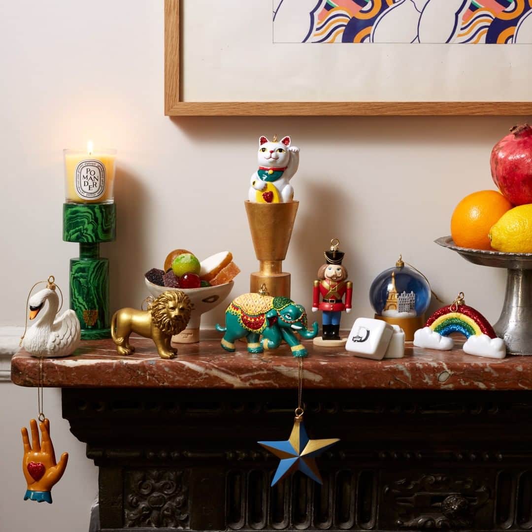 のインスタグラム：「Trying on new traditions. Symbolic objects and chimeric amulets escape from tinseled timber to enthrall tables and mantels…  #diptyqueparis #diptyquedecoration #decoration #interior #christmasdecor #christmastree 🎄」