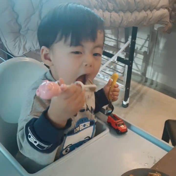 ミン・ヨンウォンのインスタグラム：「할렐루야다~~~!!! ㅋㅋ 다시 잘먹기 시작~!!!🙊🙏🥳🥳🥳 (젓가락질도 좋아서 하기 시작~!!) . . 하하하하하 넘 좋다.  아기가 밥만 잘먹어줘도  육아가 하루종일 행복!! (엄마들은 아시죠~~제맘) . . 3주동안.. 진짜 너~~~무 안먹어서 시판 이유식 주문하고 자극적인 음식들 왕창 사줘도 안먹고 .. 먹다가 뱉고.ㅜㅜ . . 밥먹이기 신경전.. 하루 1시간 이상 3번씩..매일 스트레스 엄총  받고 .. 진땀 빼고 속상했는데..ㅠㅠㅜㅠㅠ어흐흑 . . 오늘 드디어!! 육전과 조개국으로 스타트!! 와.. 이렇게 예쁘게 웃으면서  입안으로 쏙~~♡.♡ . . 젓가락도 진작 사줬는데 하긴해도 열씸히 안하고 손가락으로 먹는거 좋아했는데 갑자기 무슨바람인지. . . . 새로오신 이모님 덕분에 다시 먹방 시작❤❤❤ #감사합니다 . . 넘 기분 좋아서 민서 잘먹던..1달전 영상들 한번 모아봅니다.. 기분좋은밤 (참고로 민서야 엄마도 너 스파게티  토마토 갈고 소고기  갈아서 해주고..제일 좋은 소고기와 재료들로 해주고 있어. 가끔 사서 먹이는거니까. 오해는 하지마~~ ㅋ~) #20갤아기 #푸드파이터#먹방요정  #사랑해  #육아일기 #신혼일기 #육아맘 #육아소통 #일상 #소통 #맞팔 #데일리 #황금돼지띠아들 #오오티디  #베이비스타그램  #babyboy」