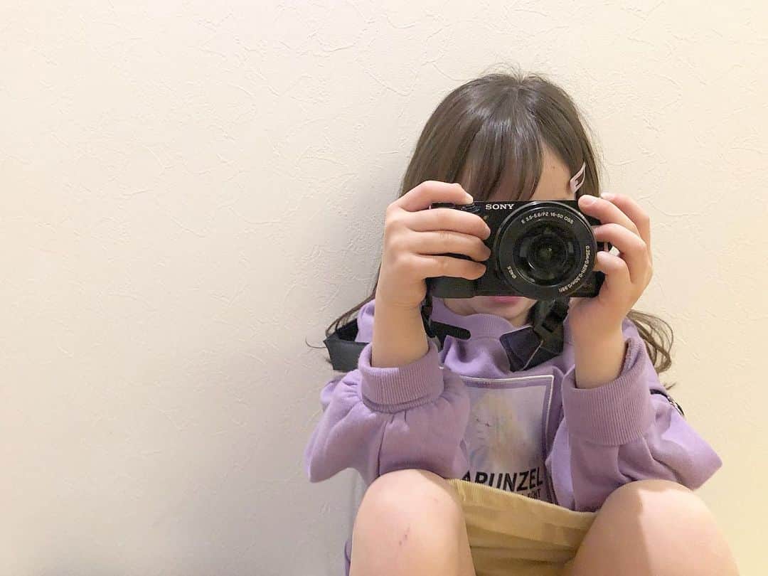 Megumiのインスタグラム：「私を撮って  爆笑する娘。  ギャハハハハハ〜‼︎ ママ見て‼︎ママの面白い顔撮れた‼︎  歯っ欠け6歳児の無邪気すぎる遊び（笑）  カメラでカシャカシャするのって楽しいよね。 データ移そうとした時に知る、訳のわからない大量の写真たち。。。📷😭♡  #6歳　#insta_kids #ミラーレス一眼  #sonyphotography #sony #子供のいる暮らし」