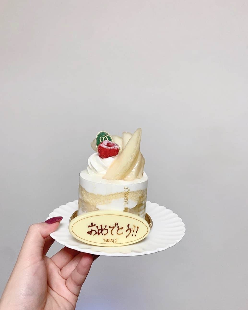 廣川奈々聖さんのインスタグラム写真 - (廣川奈々聖Instagram)「ミニアルバムリリース日﻿ オリコンデイリー15位でした！˃̣̣̣̣o˂̣̣̣̣ ☁✨﻿ ﻿ いつも応援してくれる皆に支えられています﻿ 本当にありがとう！﻿ ﻿ ﻿ ﻿ もっと沢山の方に届けられるように、﻿ そして今週土曜日のライブも頑張るぞ！¨̮ ﻿ ﻿ ﻿ ﻿ ﻿ ケーキは家に帰ったらママが用意してくれてた﻿ ラ・フランスのケーキ！﻿ ﻿ ﻿ ﻿ #お祝いケーキ#release#nowonsale#wasuta」11月25日 23時10分 - nanaseven7_u_u