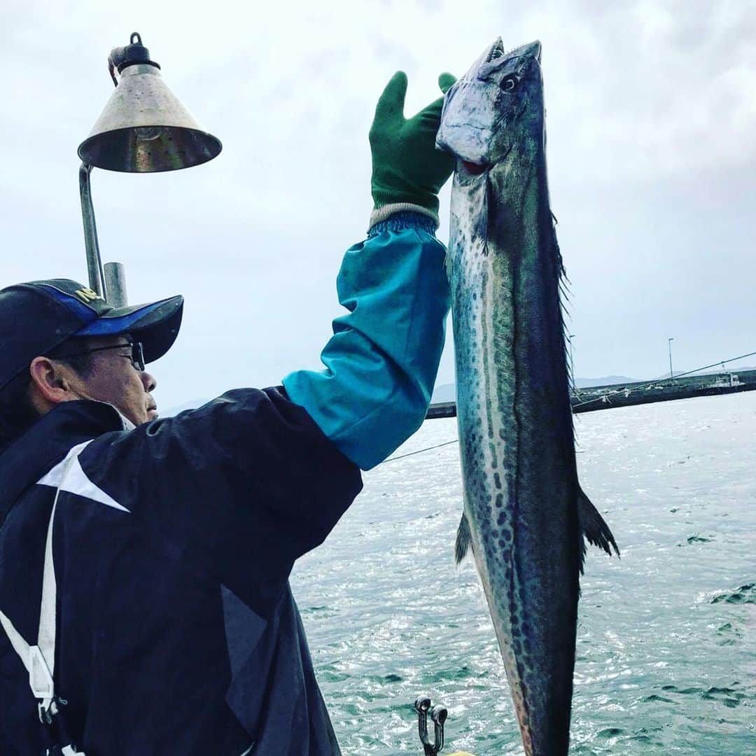  WATANABETAKAYOSHIさんのインスタグラム写真 - ( WATANABETAKAYOSHIInstagram)「The best fisherman catching my fish！Thank you as always. ⬅️⬅️⬅️ It's cold today」11月25日 23時02分 - teruzushi