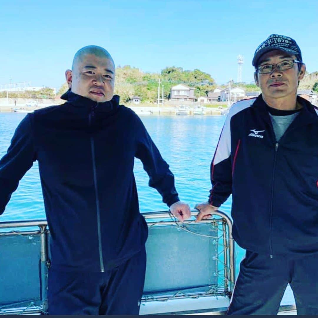のインスタグラム：「The best fisherman catching my fish！Thank you as always. ⬅️⬅️⬅️ It's cold today」