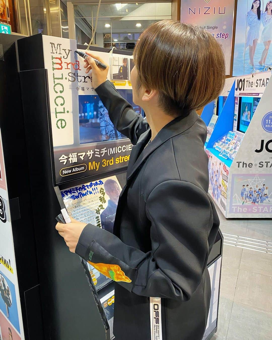 ミッチーのインスタグラム：「本日SHIBUYA TSUTAYAでのリリースイベントにお越しくださった皆様！！ありがとうございました！﻿ 会えて嬉しかった！！こんな状況の中来てくださったことにも感謝です。﻿ 会場のどデカい飛沫防止シートだったり、完璧な会場作っていただいたスタッフの皆様にも感謝申し上げます。あれ、すごかった笑﻿ ﻿ 今日のイベントはトークショーもありだったんですが、、それを聞いた際の俺の顔は😨こんな顔をしていたと思います笑﻿ 速攻助けを求め、﻿ トークショーといえばこの方 @yushin0725 にオファーさせてもらい、、なんと！MCで駆けつけてくれました泣﻿ ゆしん、忙しい中本当にありがとう！！﻿ 今日発覚したけど、俺ら知り合ってもう10年ぐらいになるんだって笑﻿ 全然そんな歳とったつもりないんだけども、、😂﻿ みんな声出せないんだけど、彼女のおかげでもちろん今日も会場は大爆笑！！﻿ リリース日に一緒の空間でイベントが出来て有り難かったよー！﻿ ﻿ そしてライブ。﻿ 今の気持ちが詰まった曲たちを歌わせていただきました。ちょー楽しかったし、なんか、、泣きそうだった。﻿ でも！今日短かったからあれだね、また絶対ライブしなきゃだ！今日来れなかった皆含め、その時まで楽しみにしてて！﻿ ﻿ ﻿ 最後に、、﻿  16歳だったと思います。初めて渋谷のTSUTAYAに行ったのは。﻿ やることなくて一日中TSUTAYAからのセンター街をブラブラして。恐い兄ちゃんに絡まれて。マック食べて。彼女とプリクラ撮って。またTSUTAYA戻ってCDと本漁って。笑﻿ そんな若い思い出が詰まった渋谷TSUTAYAでリリースイベントが出来て、本当に嬉しかったです。また出来るように頑張ろう。﻿ ﻿ スタッフの皆様、ありがとうございました！！！」