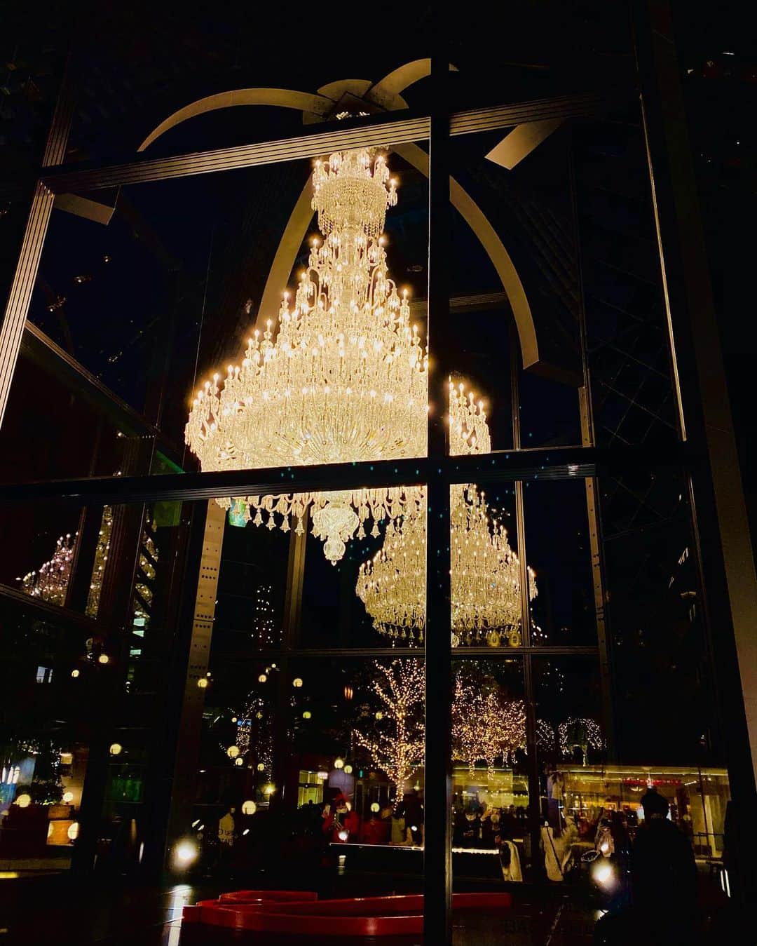 片桐千晶さんのインスタグラム写真 - (片桐千晶Instagram)「⁑ 恵比寿にはバカラのシャンデリアが飾られる季節。 すっかりクリスマスの雰囲気です。 仕事だけども！ #恵比寿ガーデンプレイス #バカラ」11月25日 23時08分 - chiaki.katagiri333