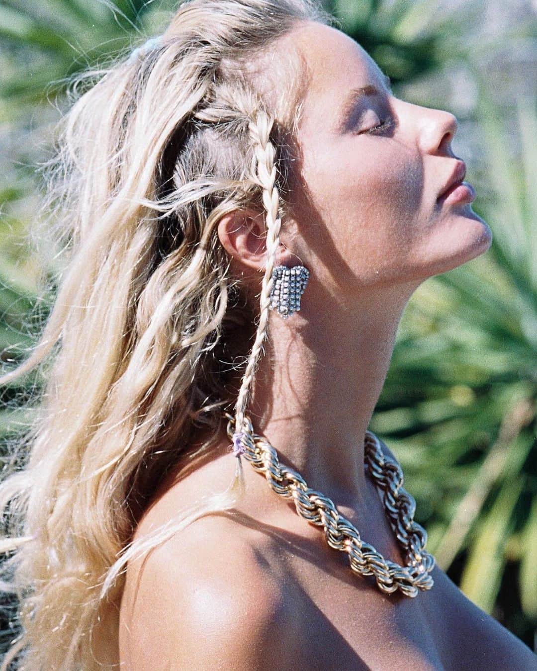 ダニジョーのインスタグラム：「Sun salutations ☀️ Braids + the Cecily earring, on sale now with code THANKFUL30 🍂」