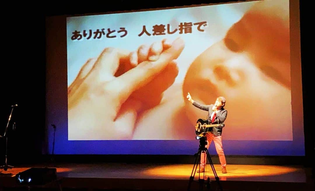 松本隆博のインスタグラム：「。 無観客講演コンサート でした。 とても贅沢な空間で、 心を込めて、やり切った 満足感あります🎶 ありがとうございました。  ～人生遊歩道～  お母ちゃんの言うとおり ココロのつぼ 親友 すきやき かぞく 人生遊歩道  75分」