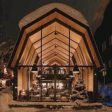 6thbyorientalhotel Officialのインスタグラム：「* The Barn by odin @niseko_thebarn   2020年12月17日(木) グランドオープン  世界中からパウダースノーを求めてスキーヤー・スノーボーダーが集まる北海道ニセコ。 その街に北海道の伝統的農家の納屋からインスピレーションを受けた大きなグラスハウスが人目を引く印象的なレストラン ”THE BARN"はあります。  いつか世界中の人々が集まるこの場所でホテルをやってみたい。 日本のおもてなしを世界中の人々へ届けるという私たちの想いとご縁があり 2014年から私たちPlan•Do•Seeが毎冬にお手伝いさせていただくようになりました。  しかしながら、世界中で猛威をふるった新型コロナウイルスの流行に伴い、このような状況でお客様が来てくださるのか。 寮生活となる仲間の安全が担保できるのか。 この冬、THE BARNをオープンする事をとても迷いました。  やるべきか　やらないべきか　沢山、沢山議論しました。  日本中に第三波感染拡大が広がっている中、ニセコにレストランをオープンすることにはもちろん様々なご意見があることと存じます。 最後の最後まで、今年は運営すべきでないと言う意見もある中、ある人が言いました。  「困難や問題は探せばいくらでもあり、今年はやるべきではないと言う意見はとても理解できます。 ですが、やらないと決める事は簡単です。 でも出来る方法を考えてやるからこそ、Plan•Do•Seeは今まで事業を続けられてきた。 Barnというお店も同じではないだろうか。」  ”日本、世界の素敵な場所に 関わるすべての人が誇りを持てるような 最高に心地の良い空間をつくり、進化させ続ける”  という、Plan•Do•Seeのミッションに立ち返りこんな時だからこそ、THE BARNというお店はニセコという場所でお客様に温かいお料理とおもてなしを届けようと考え、オープンを決めました。  お客様・スタッフの安全を最大限に配慮して頑張ります。 ニセコにお越しの際にはぜひお立ち寄りくださいませ。 詳細は、 @niseko_thebarn のプロフィールURLよりお進みください。   #thebarnbyodin #thebarn#barn #nisekorestaurant#restaurant #niseko#hokkaido#hirafu #dining#2020 #comingsoon#backhome #ski#snowboard#snow#winter #plandosee#pds #vacation#wintervacation #北海道#ニセコ#ヒラフ#倶知安 #スキー#スノボー#冬#冬季限定#レストラン#おもてなしが好きだから」