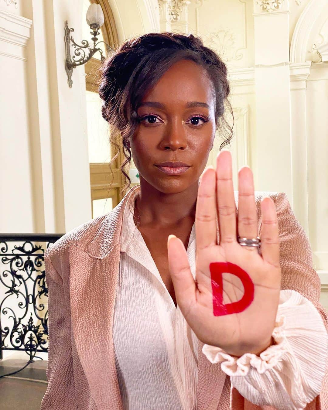 アジャ・ナオミ・キングのインスタグラム：「Today as part of the International Day for the Elimination of Violence Against Women, I STAND UP with @lorealparis to fight street harassment. Now it’s your turn. Learn the 5D’s on standup-international.com #WeStandUp @ihollagram」