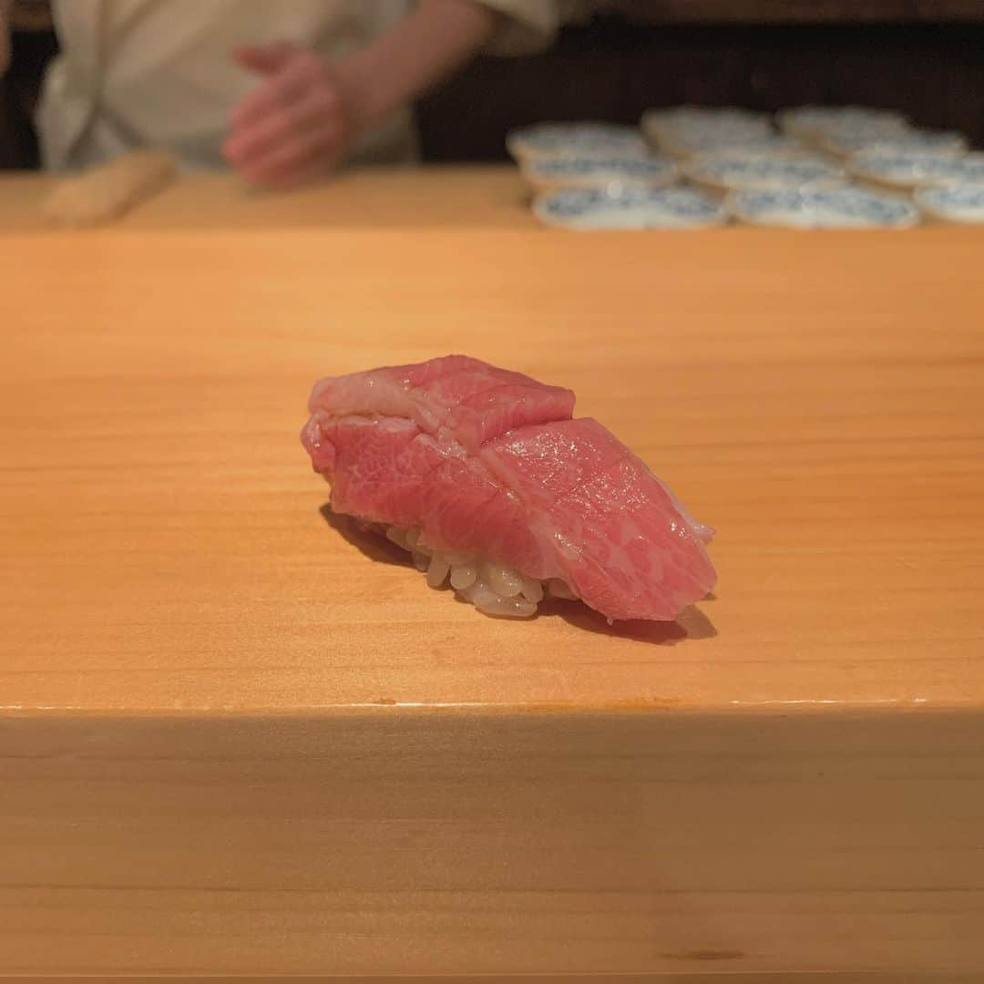 福田花音さんのインスタグラム写真 - (福田花音Instagram)「美味しいお寿司を思い出すとしあわせなきもちになります...🍣 だーーーぁぁいすきな加護さんと、具義さんにお食事に連れて行っていただいた時のです❤︎  @ai.1988kg  @gugitter」11月25日 23時16分 - kanon_fukuda