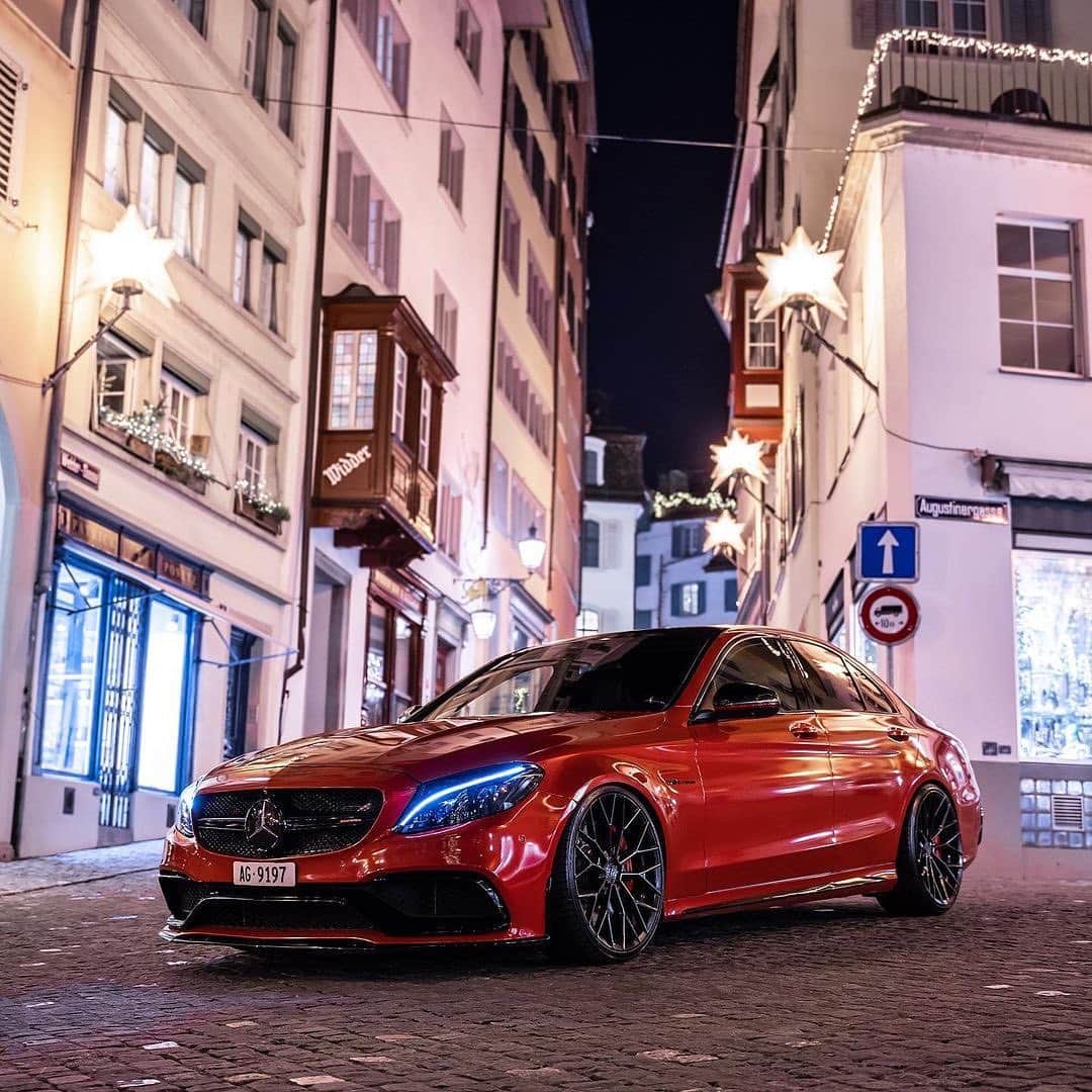 CARLiFESTYLEさんのインスタグラム写真 - (CARLiFESTYLEInstagram)「Red Mercedes C63 S🎄 Hot or Not? Photo by @srs_swissrichstreets #carlifestyle @candy_c63s」11月25日 23時16分 - carlifestyle