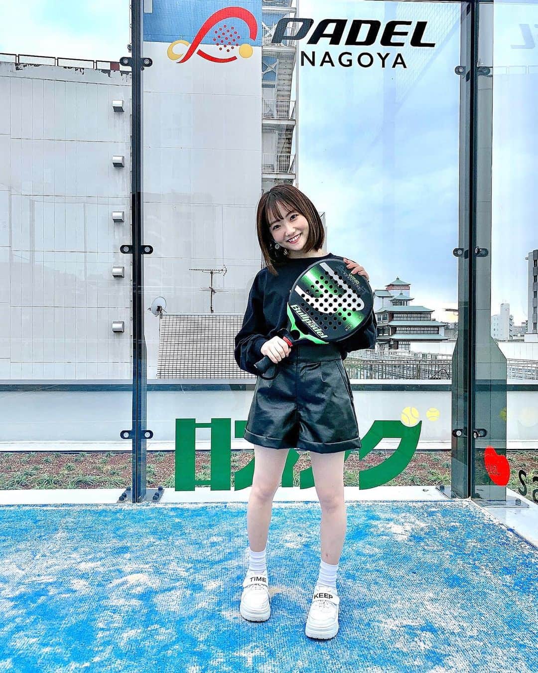 のインスタグラム：「﻿ ﻿ 人生初パデル🎾﻿ ラケットとボールの距離感﻿ 掴むのが難しい、、、﻿ ﻿ けどたのしかた💓﻿ ﻿  ﻿ #パデル#パデル名古屋#スポーツ#大須#大須商店街﻿ #マルチナボックス」