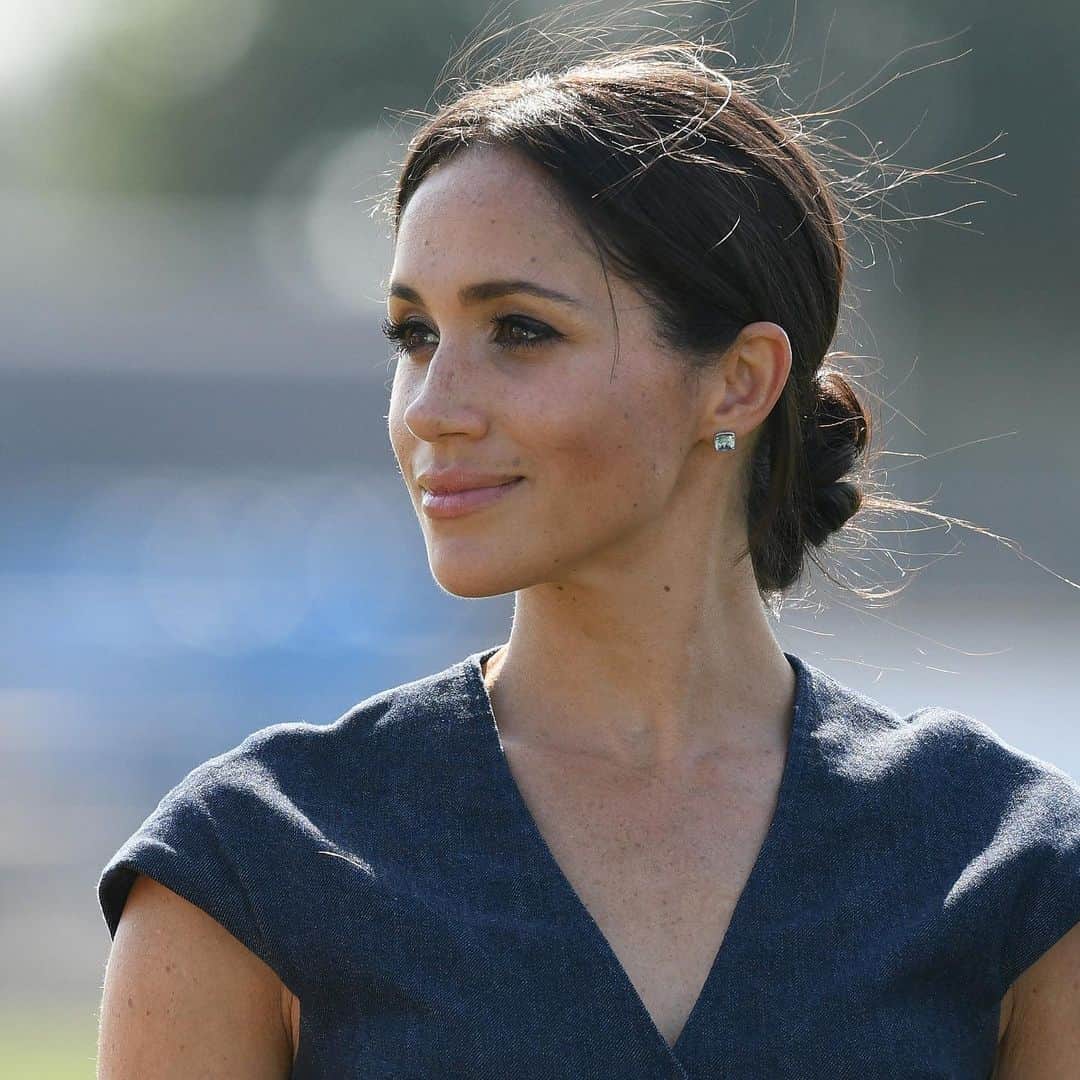 ELLE Magazineさんのインスタグラム写真 - (ELLE MagazineInstagram)「In a candid personal essay, #MeghanMarkle revealed she suffered a miscarriage in July. "Losing a child means carrying an almost unbearable grief, experienced by many but talked about by few," she wrote for the @nytimes. "Some have bravely shared their stories; they have opened the door, knowing that when one person speaks truth, it gives license for all of us to do the same." Click the link in bio to read the powerful full piece.」11月25日 23時27分 - elleusa