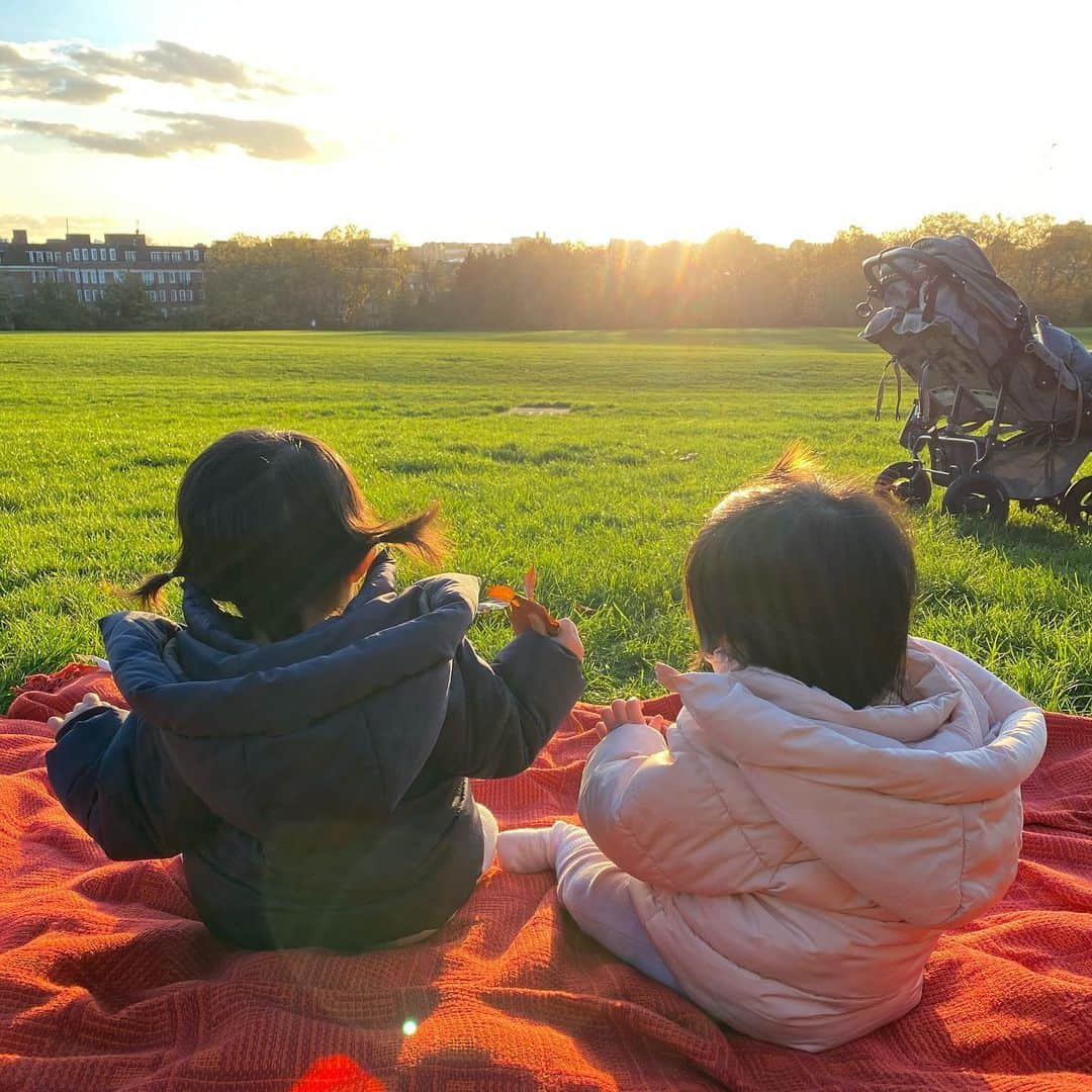 岡村仁美さんのインスタグラム写真 - (岡村仁美Instagram)「今日11月25日は #いい双子の日  なんだそうです👶👶  最近はいつも同じことをしたがる２人。 写真も２人で葉っぱで遊んでいるところ。 おもちゃの取り合いも激しくなってきました。  大変なことも多いですが 特にこのロックダウン中は遊び相手がいて良かったとつくづく思います😊  #双子育児 #生後11ヶ月  #大変さ２倍 #幸せ２倍以上 #ロンドン生活 #ロックダウン中」11月25日 23時20分 - hitomi_okamura_