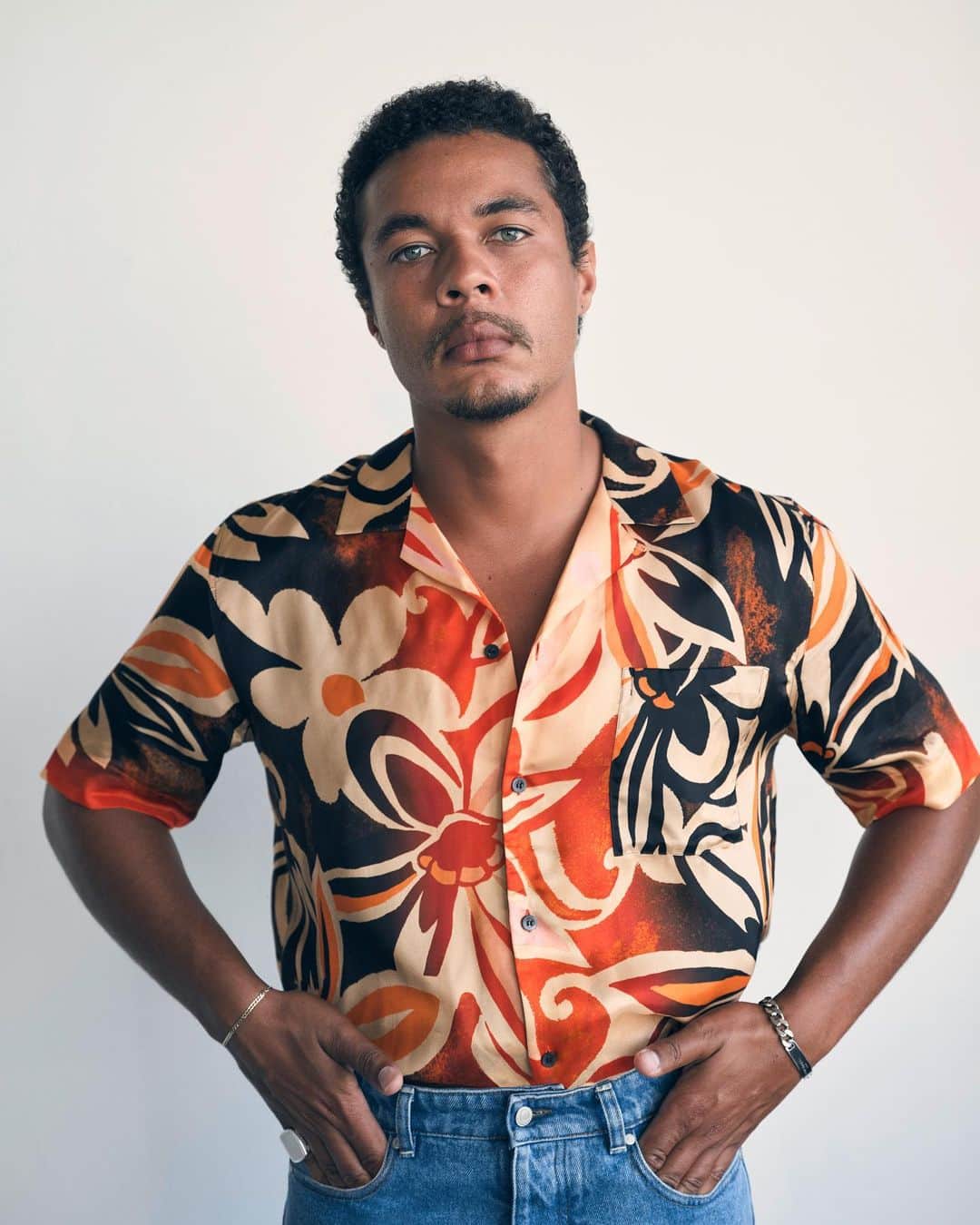 MR PORTERのインスタグラム：「“Meet me and see the qualities that I have as a person that will just come through in these characters. I pour all of me into them. I come with a lifetime warranty.” Mr @ismaelcruzcordova is not messing around with Hollywood. Hot off his standout role in The Undoing (catch the finale this weekend), he’ll be starring in the new Lord Of The Rings TV series. But it didn’t come easy, he had to fight for it. Read the full story at the link in bio @undoinghbo」