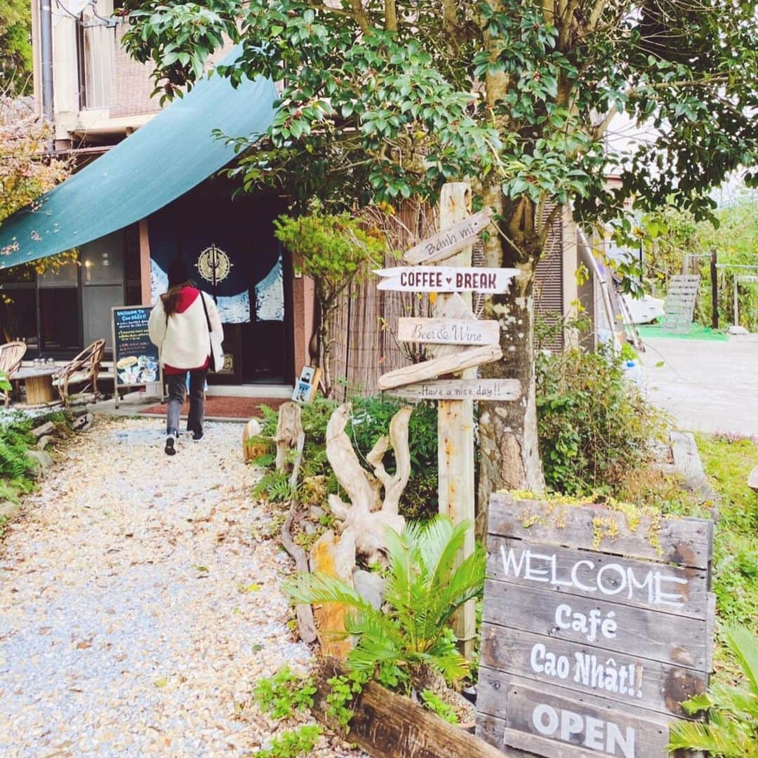 スザンヌさんのインスタグラム写真 - (スザンヌInstagram)「人吉グルメ🥪❤️﻿ ﻿ 豪雨被害から復興されて﻿ リニューアルオープンした﻿ @tabisuru.caonhat に寄り道🚗﻿ ﻿ ベトナムのバインミーがめちゃくちゃ美味しーいの♡﻿ わたしはカオニャット（ベトナム語で最高🇻🇳）バインミーにしたよ🤤﻿ ﻿ 外も中も居心地良くってさいこう♡﻿ 次は子どもたち連れてきたいー☺️🌈﻿ ﻿ ﻿ サポウィズのはっちゃんにご紹介していただいた、﻿ ふくしまのブランド﻿ @channel_square のパーカーとニット帽着てったよ♡♡♡﻿ さきちゃんとおそろーい❤️💚﻿ 楽ちんかわいい💕」11月25日 23時22分 - suzanneeee1028