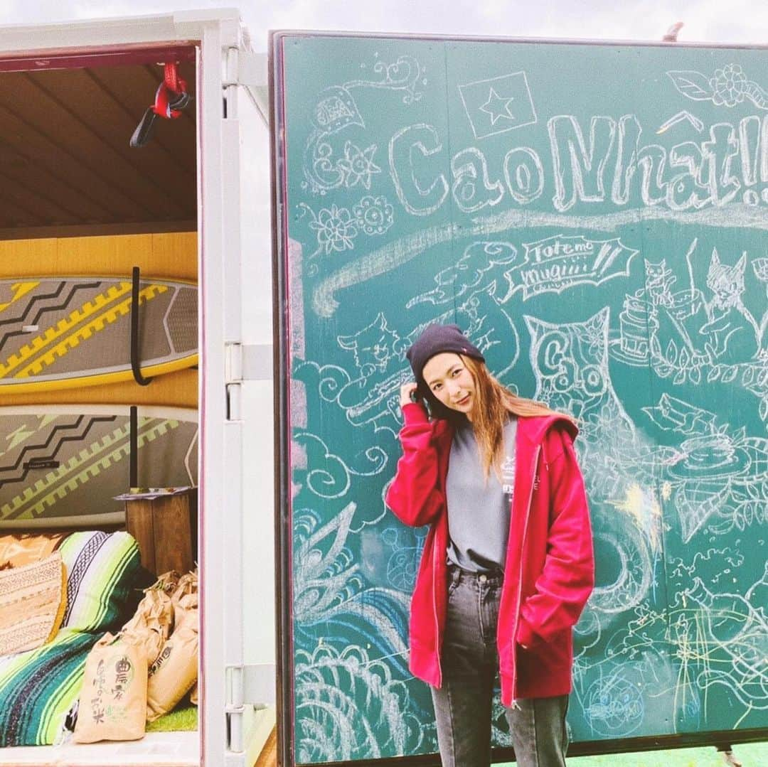 スザンヌさんのインスタグラム写真 - (スザンヌInstagram)「人吉グルメ🥪❤️﻿ ﻿ 豪雨被害から復興されて﻿ リニューアルオープンした﻿ @tabisuru.caonhat に寄り道🚗﻿ ﻿ ベトナムのバインミーがめちゃくちゃ美味しーいの♡﻿ わたしはカオニャット（ベトナム語で最高🇻🇳）バインミーにしたよ🤤﻿ ﻿ 外も中も居心地良くってさいこう♡﻿ 次は子どもたち連れてきたいー☺️🌈﻿ ﻿ ﻿ サポウィズのはっちゃんにご紹介していただいた、﻿ ふくしまのブランド﻿ @channel_square のパーカーとニット帽着てったよ♡♡♡﻿ さきちゃんとおそろーい❤️💚﻿ 楽ちんかわいい💕」11月25日 23時22分 - suzanneeee1028