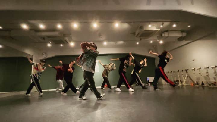 akihicのインスタグラム：「きょっれっすっん ・・・ 懐かしソング😍 ヤンガーーーーンズ🔥🔥🔥 キテクレタミンナアリガＴ🙏 ・・・ #music  #dance  #lesson  #younggunz」