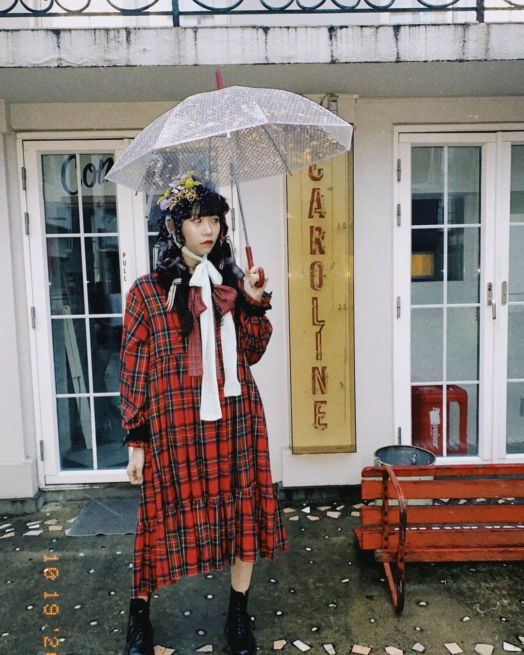堂本千晴さんのインスタグラム写真 - (堂本千晴Instagram)「雨の日って可愛い傘だとテンション上がる。 #雨の日  #いまりある  #サロンモデル  #サロモ #作品撮り #黒髪 #黒髪ロング #ぱっつん前髪」11月25日 23時23分 - maria_misato_1109