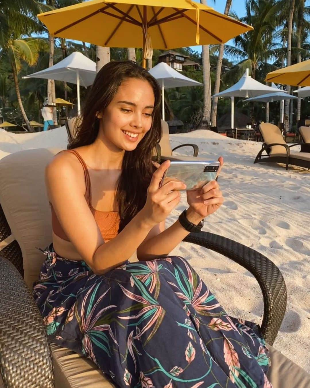 ミーガン・ヤングさんのインスタグラム写真 - (ミーガン・ヤングInstagram)「Gaming is relaxing enough for me but pairing it up with the beach just adds a little more kilig for my gaming days 💙  Level up your gaming experience with the Huawei Nova 7! It’s the first 5G phone for the youth with 64MP Five AI Cameras and Kirin 985 Soc at P23,990 from the Huawei Store Online: https://tinyurl.com/y5slbn4c ✨  Photo shot by my Huawi Nova 7 SE 📸  #HUAWEInova7PH #Supernova #SuperCamera #Super5G」11月25日 23時35分 - meganbata