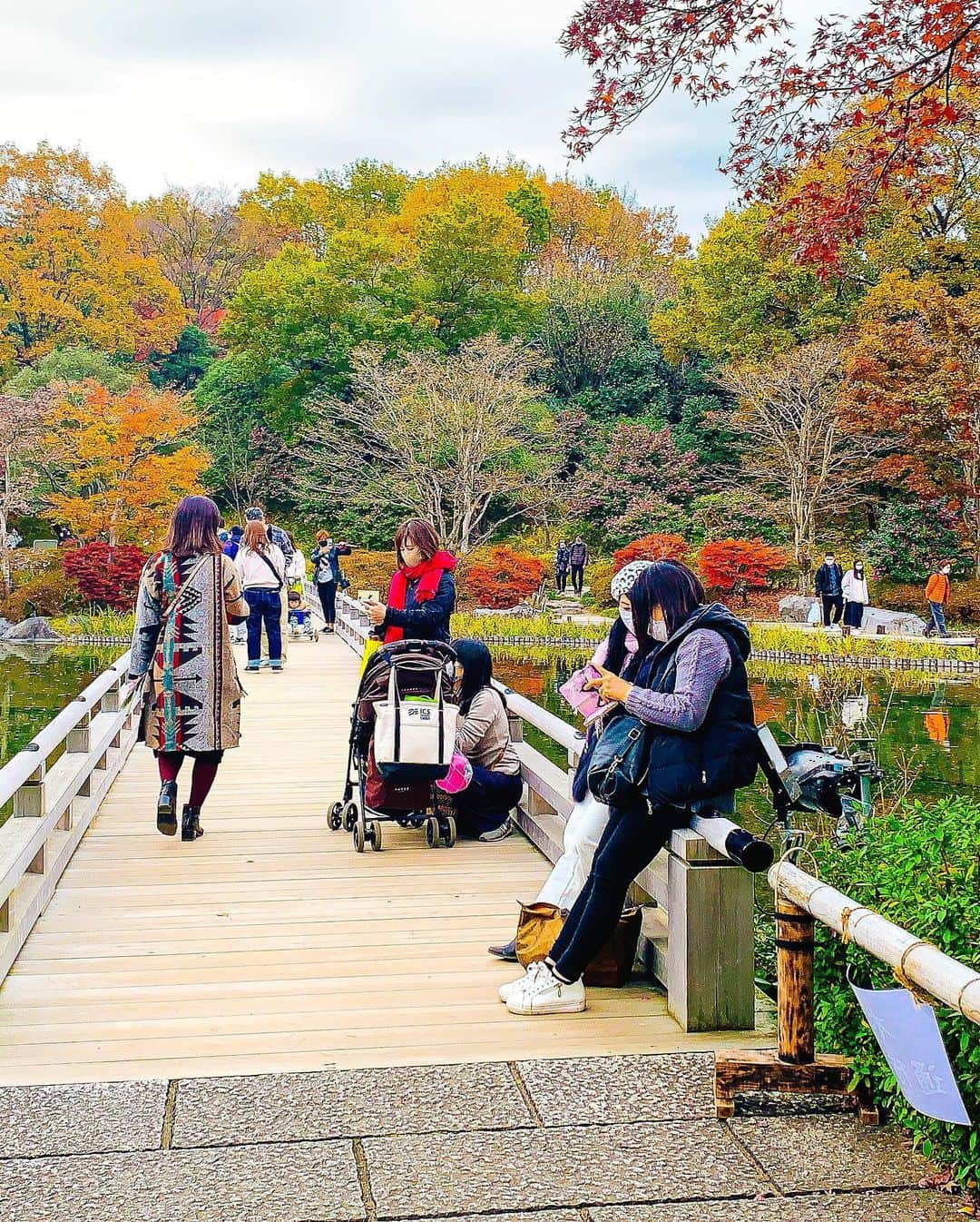 日下裕江さんのインスタグラム写真 - (日下裕江Instagram)「Maple color  紅葉に合わせて もみじカラーネイルにしたの🍁  そしたら すっごく綺麗にベストマッチした💓  ここは国営昭和記念公園の中にある 日本庭園✨  ほんと美しくて癒された💓  もみじの彩りと池と庭と家屋とが合わさって、アートの世界に入り込めた気持ちになりました✨  本当日本庭園大好き💕  水の流れる音、風で揺れる木々の音、風鈴の音色🎐  美しく共鳴し合ってた✨  夜のライトアップ見たかったな〜🌙  #maplecolor #maplenails #mapleleaf #mapleleaves #windbell #windchime #terracotta #terracottanails #autumnleaves #autumncolors #fall #autumn #japanesegarden #紅葉 #紅葉ネイル #もみじ #テラコッタネイル #日本庭園 #国営昭和記念公園」11月25日 23時36分 - hiroe___h