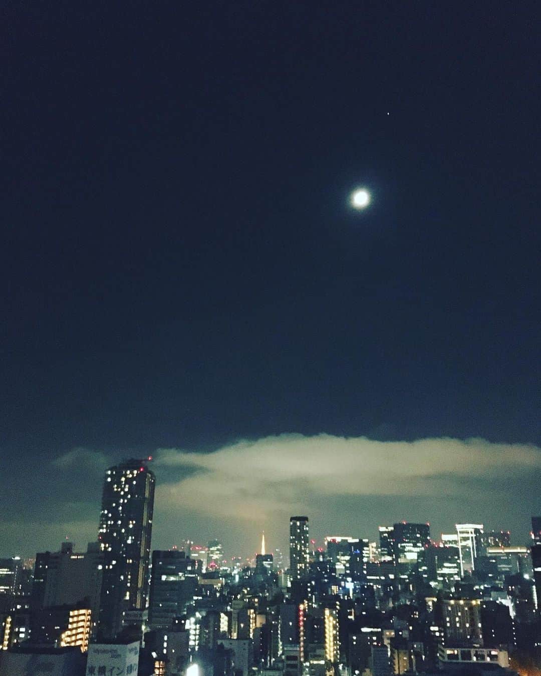 猫沢エミさんのインスタグラム写真 - (猫沢エミInstagram)「星と月と空と曇。  街と人と灯りと夜。  今日も誰かとくらべたりしないで、自分でいられたことに感謝して。  Bonne nuit ✨  #東京下町時間」11月25日 23時29分 - necozawaemi