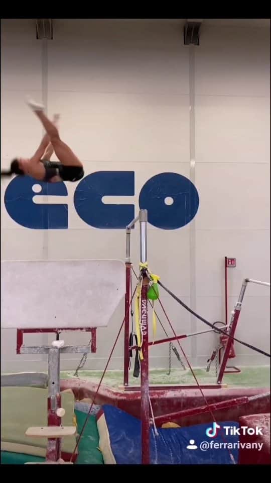バネッサ・フェラーリのインスタグラム：「Diamo un po' di carica a queste giornate autunnali❣️🔥😏  Alza il volume eeeee... 🔊🎚️ 💥💥💥Boom💥💥💥   #vanessaferrari #gymnastics #ginnasticaartistica #italiateam #gym #sport #parallele #unevenbars #workout」