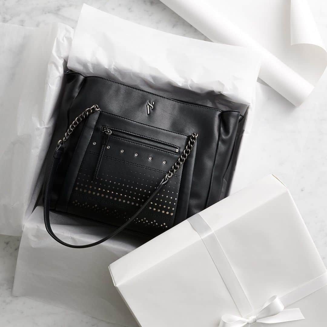 ロック&リパブリックのインスタグラム：「The gift that goes with everything. 👜#SimplyVera #Kohls」