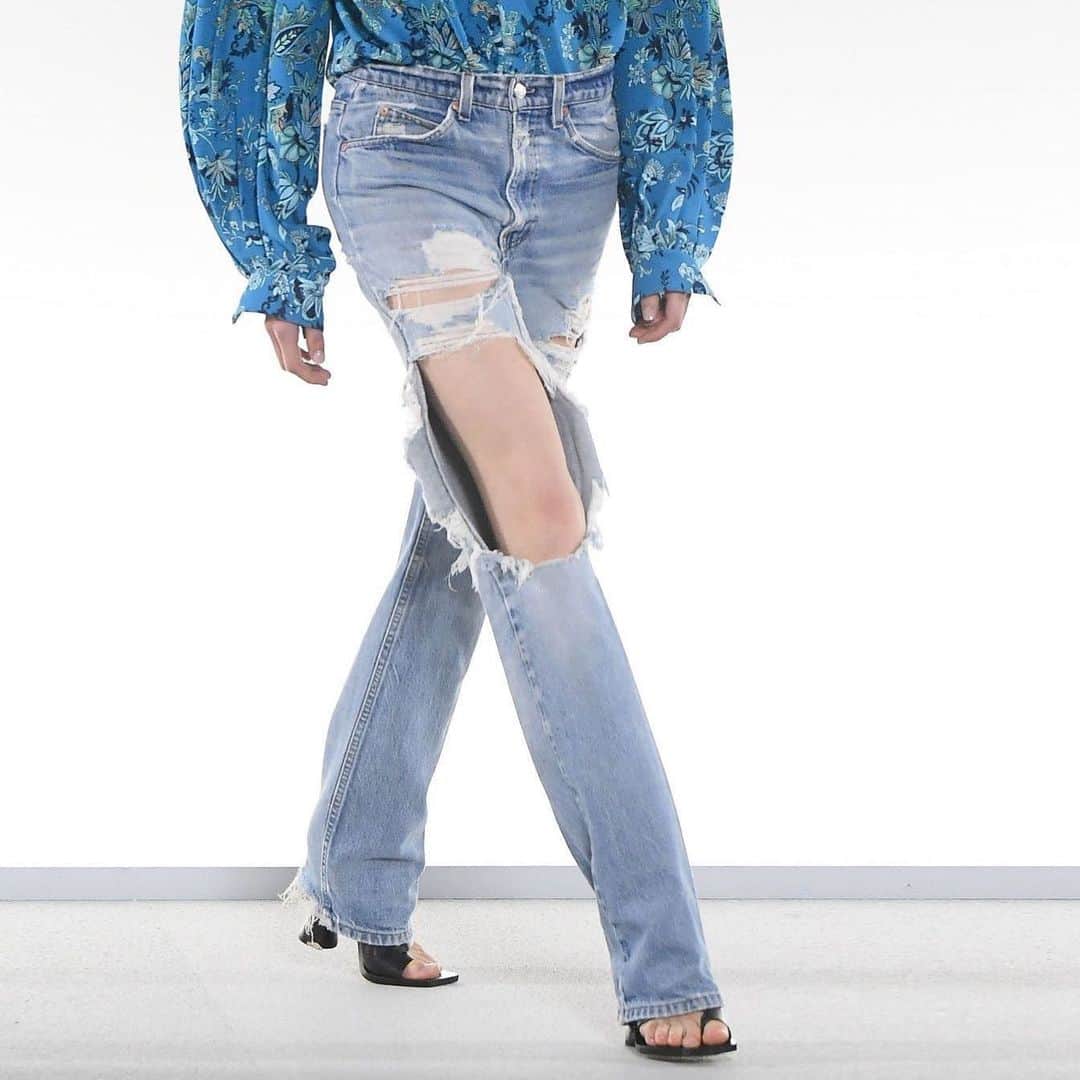 ELLE Germanyさんのインスタグラム写真 - (ELLE GermanyInstagram)「Echt jetzt? Ja, ihr seht richtig: Distressed Jeans sind tatsächlich wieder Trend und zeigen sich momentan besonders gerne in Form von Straight Leg-Modellen. Was wir an dieser Strömung schätzen, ob wir uns mitreißen lassen und wie wir sie jetzt tragen, erfahrt ihr auf ELLE.de via Link in Bio! Aber mal ehrlich: Würdet ihr wieder Jeans mit Löchern tragen? #jeans #modetrends #fashioninspo」11月25日 23時37分 - ellegermany