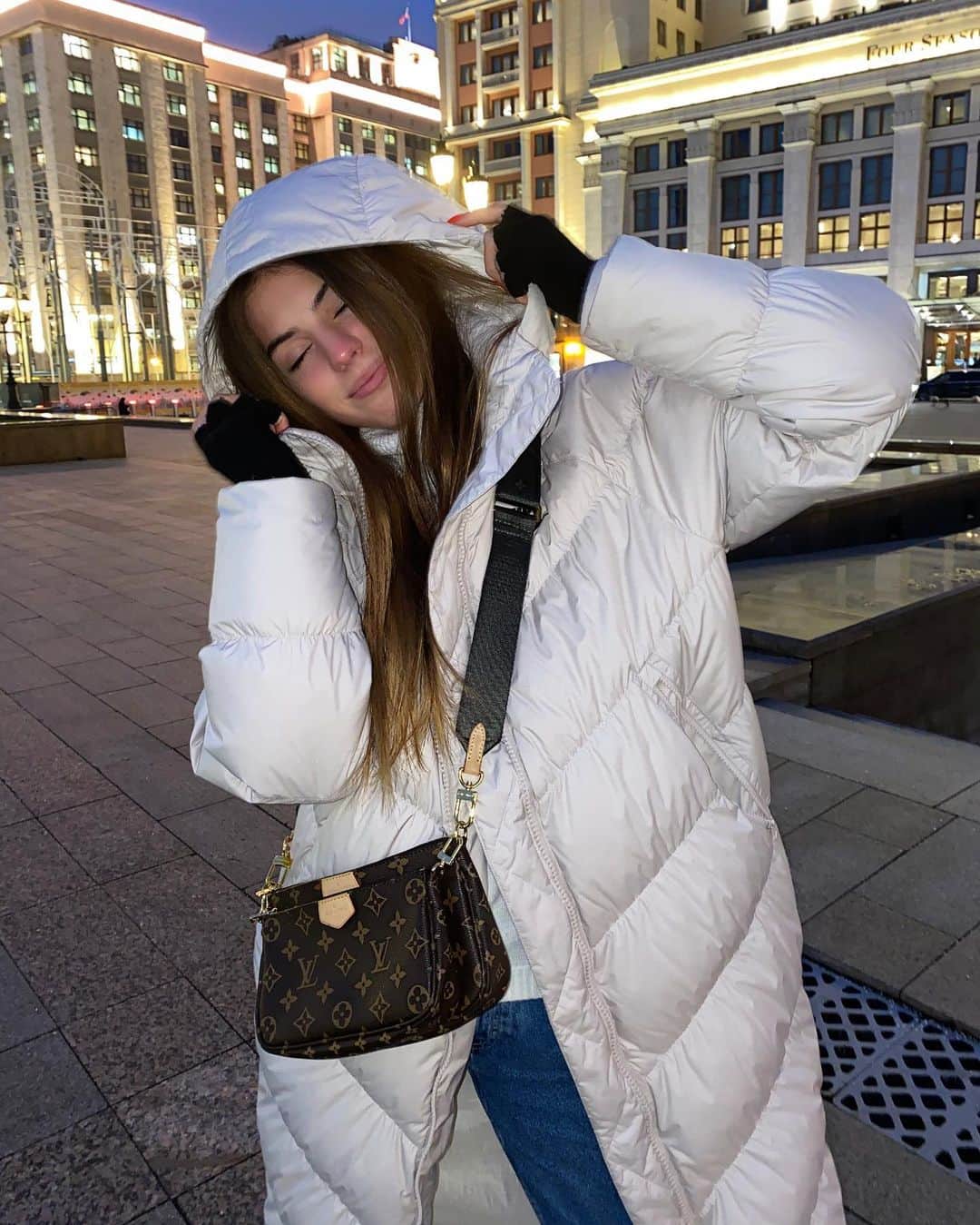 Maria Tarabanskayaのインスタグラム：「𝓮𝓵𝓮𝓬𝓽𝓻𝓲𝓬 𝓵𝓸𝓿𝓮 🎠💥」