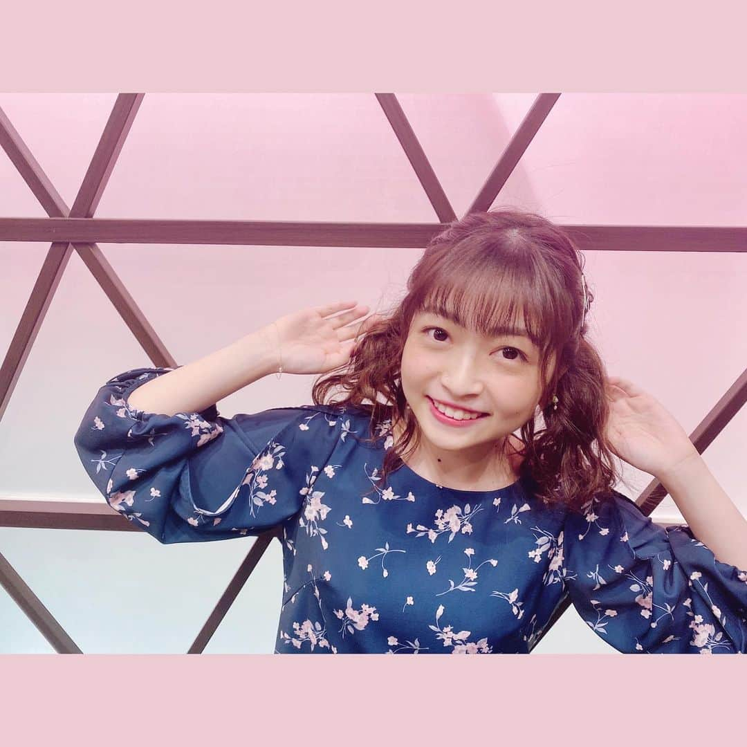 吉岡茉祐さんのインスタグラム写真 - (吉岡茉祐Instagram)「今日の #ヘアメイク 写真✨  いつも素敵なアレンジに感動🥺 今日は遥だったので、ちょっと髪が短く見えるようにアレンジ加えてもらいました！  リボンも寒色系でキャラ&服に合わせてもらって…神っ！！  そしてイヤーカフは、吉能に誕プレでもらったクローバーのやつ☘️  てか、背景、映え！！！！！  #ヘアアレンジ #メイク」11月25日 23時41分 - yoshioka_mayuc