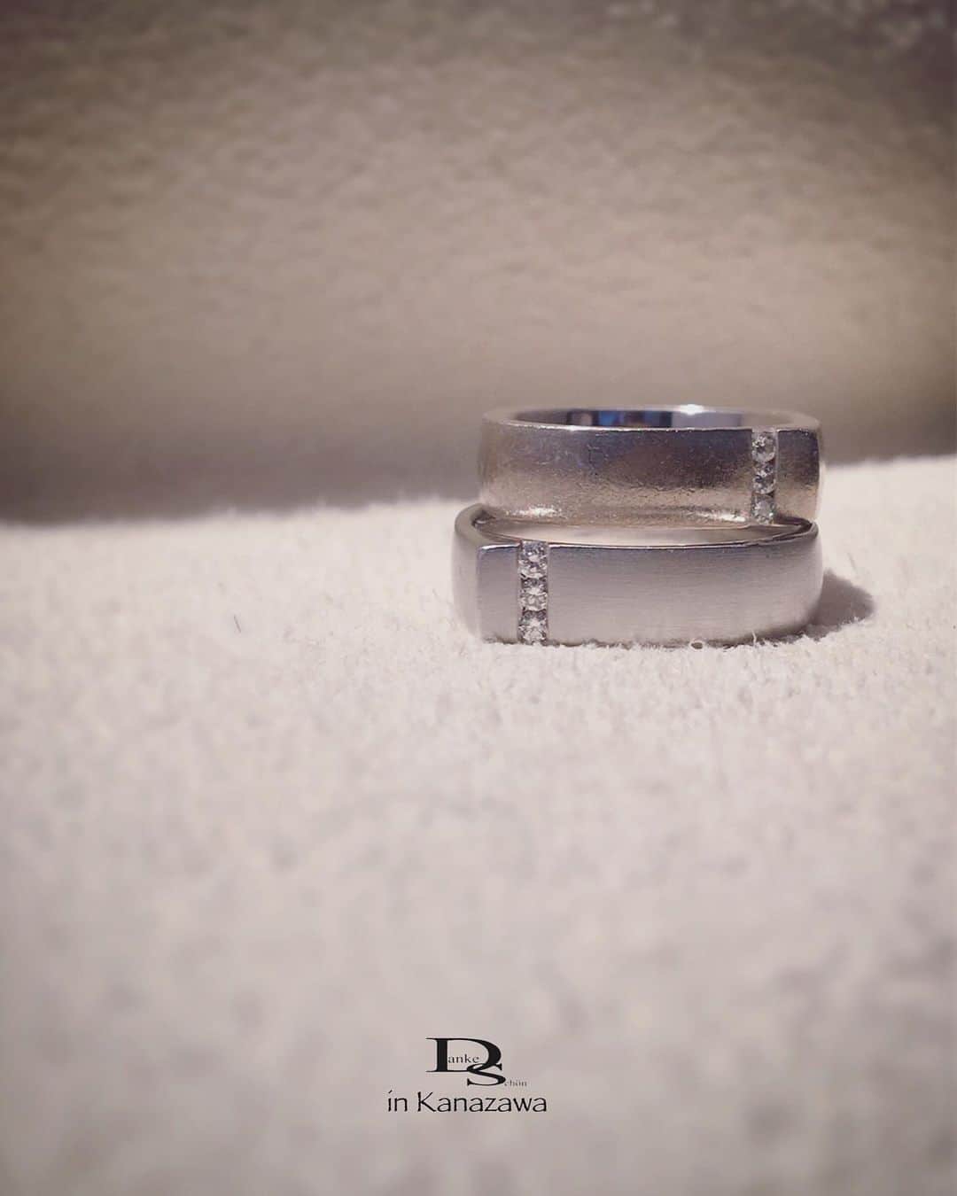 Danke schön ダンケ 金沢 結婚指輪 鍛造さんのインスタグラム写真 - (Danke schön ダンケ 金沢 結婚指輪 鍛造Instagram)「・ ・ 『もみの木』が 取り持つ御縁 ・ ・ 生涯共に…の指輪を お引き渡しをした日から ・ ・ 11年の年月が過ぎた今 又！『もみの木』が御縁で ・ ・ 年月が流れでも 再会出来る店を作りたい ・ ・ こんな再会が出来たらいいなぁと 思った企画がクリスマスツリーの販売 ・ ・ やっぱり『もみの木』パワーは 偉大🙌🏻もみの木の下に集う 仲間は最高です。 ・ ・ 変わらず 愛しい人達ばかり ・ ・ 📷3: 記念の年月 桁が増えて来た頃から 『もみの木』印の指輪の本領発揮 ・ ・ バウアー社に技術があっても この質感は身につけ続けてくれた 指輪に宿る質感 ・ ・ この質感が生まれこそ クリスチャンバウアーの指輪は ようやく完成するのだと 改めて感じさせてくれた指輪 ・ ・ 私自身にとって 今日の再会は 心に残る記念すべき日 ・ ・ 遥々会いに来てくれた 気持ちが何よりも嬉しい🥰 ・ ・ 帰り際には 『これからも応援してます。 頑張って欲しい』 ・ ・ 『会ったら私も頑張ろうって思えて やっぱり来て良かった』と ・ ・ お互いに感極まる場面あり ・ ・ こんな関係が会えなくても 11年の年月の間で育っていたとは ・ ・ 素晴らしき仲間 愛しき仲間 ・ ・ 『ドイツが誇る究極な輪 そして、人の輪へ』 ・ ・ この信念貫いてきて 良かったと感じた再会でした。 ・ ・ ・ 鍛造削り出し 🇩🇪クリスチャンバウアー 専門店 『  Danke schön 』 ・ ・ ・ ——Danke————————————— ▪︎トップページ 🔜 @danke2005 ———————————schön———— ・ ・ ・ #christianbauer_kanazawa #クリスチャンバウアー金沢 #金沢結婚指輪 #結婚指輪 #婚約指輪 #鍛造指輪 #記念日 #結婚指輪探し #再会 #エンゲージリング #結婚式延期 #結婚指輪手作り  #クリスマスツリー #ポルシェ #メルセデスベンツ #岐阜 #クリスマス2020 #切削 #ポリッシュ #結婚指輪金沢  #金沢 #福井結婚指輪 #富山結婚指輪 #もみの木 #福井 #富山 #kanazawa #経年変化 ・ ・ ------------------------------------------ 鍛造削り出し 🇩🇪クリスチャンバウアー 専門店 『  Danke schön 』 ・ • 営業時間 am11:00〜pm9:00 • 定休日 : 木曜日 • 駐車場 : 店舗前OK • ご予約 : 優先 ・ ・ ——Danke————————————— ▪︎トップページ 🔜 @danke2005 ———————————schön————」11月25日 23時42分 - danke2005