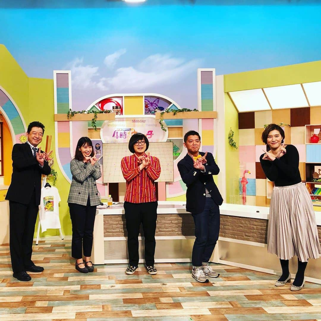 松原タニシさんのインスタグラム写真 - (松原タニシInstagram)「今日はサンテレビ「4時キャッチ」 ゲスト出演しました！  番組内で12/6(日)開催 ラジオ関西「松原タニシの生きる」 2周年イベントの告知を させてもらいました。  生放送終了後に サンテレビガールズさんと 一緒に記念撮影。  （水曜ふむふむASMR特集のワイプ顔も必見です）  #サンテレビ #4時キャッチ #水曜ふむふむ #サンテレビガールズ #ラジオ関西 #松原タニシの生きる #タニシ生きる #かみじょうたけし #松原タニシ」11月25日 23時54分 - tanishi_m