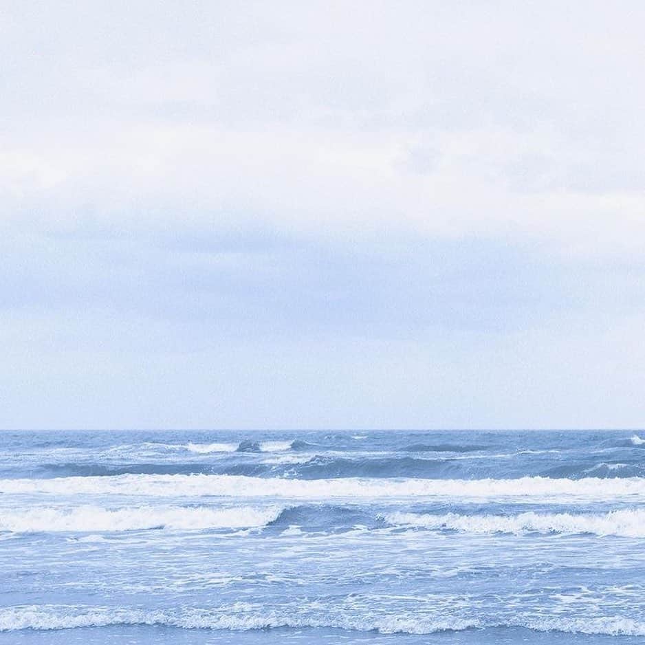 Wella Professionals Japanさんのインスタグラム写真 - (Wella Professionals JapanInstagram)「バーチャルモデルRiaとILLUMINA COLORのスペシャルコラボレーション  Riaのカラフルな冬のJourneyの詳細はイルミナカラー特設サイトで。  【検索】Ria's JOURNEY  𓇼𓀤𓆉𓆡𓇼𓀤𓆉𓆡𓇼𓀤𓆉𓆡﻿ 今日は友達の車で海にお出かけ﻿ 地平線に青い空と青い海が溶け込んでいて﻿ 波音を聞きながら穏やかな時間が静かに流れた﻿ 地球最初の生命を誕生させた﻿ この無限な青い色は万物の始まりだった𓅯﻿ ﻿ Had a drive to the seaside with my friends another day. ﻿ Listening to the sound of the wave and ﻿ staring the blue view makes me feel peaceful. ﻿ ﻿ 和朋友一起开车去了看海﻿ 听着海浪的声音﻿ 觉得内心格外的平静𓄺﻿ ﻿ @wellapro_japan ﻿ ﻿ #Rialife#わたし色探す旅#wella#illuminacolor#ocean#pr#ウエラ#イルミナカラー#イルミナカラーオーシャン#さあサロンに行こう#without#fashion#autumnfashion#happinessisfree#hormonalhealth#peace#happinesseverywhere#nowyouknow#sustainable#instagood#chance#betterword#neverever#oneworld#loveislove @ria_ria_tokyo」11月25日 23時53分 - wellapro_japan