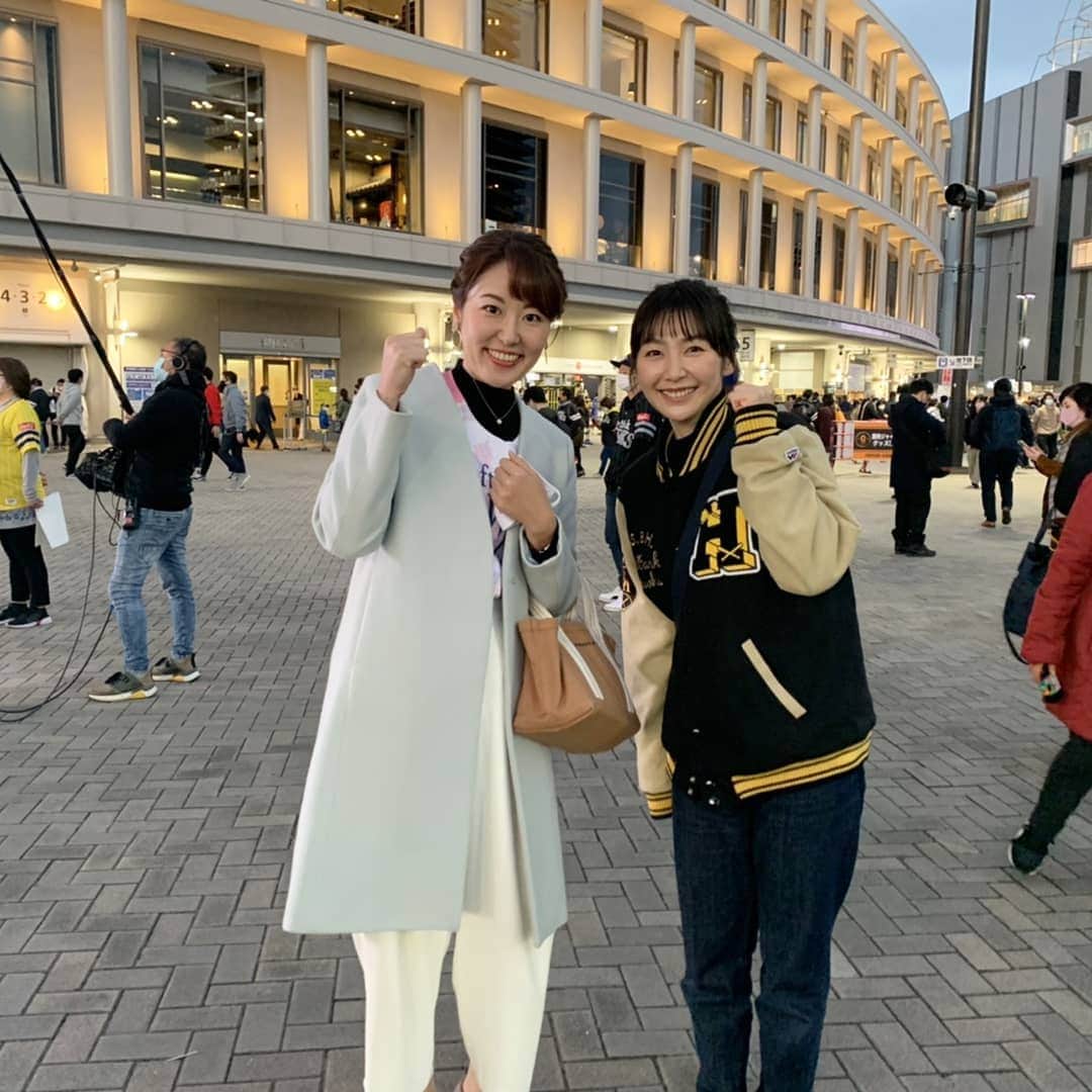 橋本真衣のインスタグラム：「. 試合前 中継待ちの 澤さんと🙄❤️ . . #ホークス日本一へ#その試合開始前#わくわく」