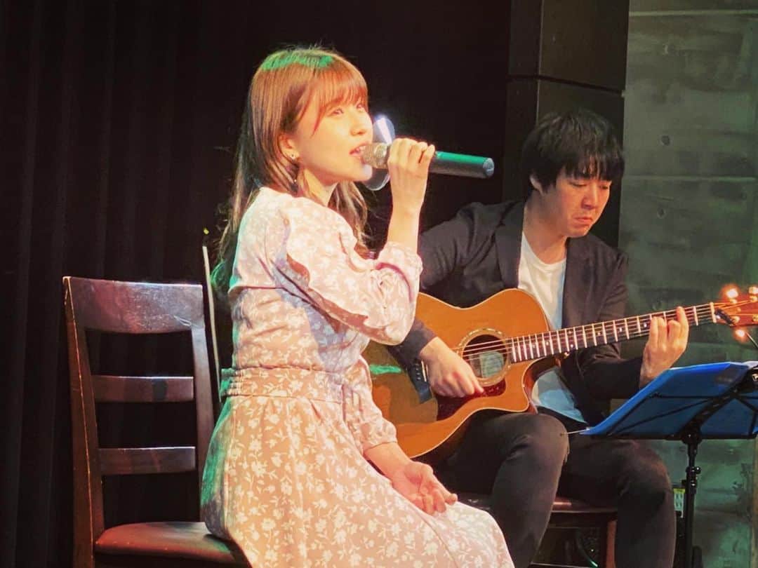 のインスタグラム：「昨日は #デリッシャス ありがとうございました！！ わたしの歌で少しでもお腹と心を満たしていただけたでしょうか？？🍽😌✨ ． 【打順(セットリスト)】 一 その声を覚えてる🎸 #物語シリーズ 二 消えるdaydream🎸 #物語シリーズ 三 snowdrop #物語シリーズ 四 every little thing every precious thing #球児の歌 🎸=アコースティックver. 　　(with中村さん)」