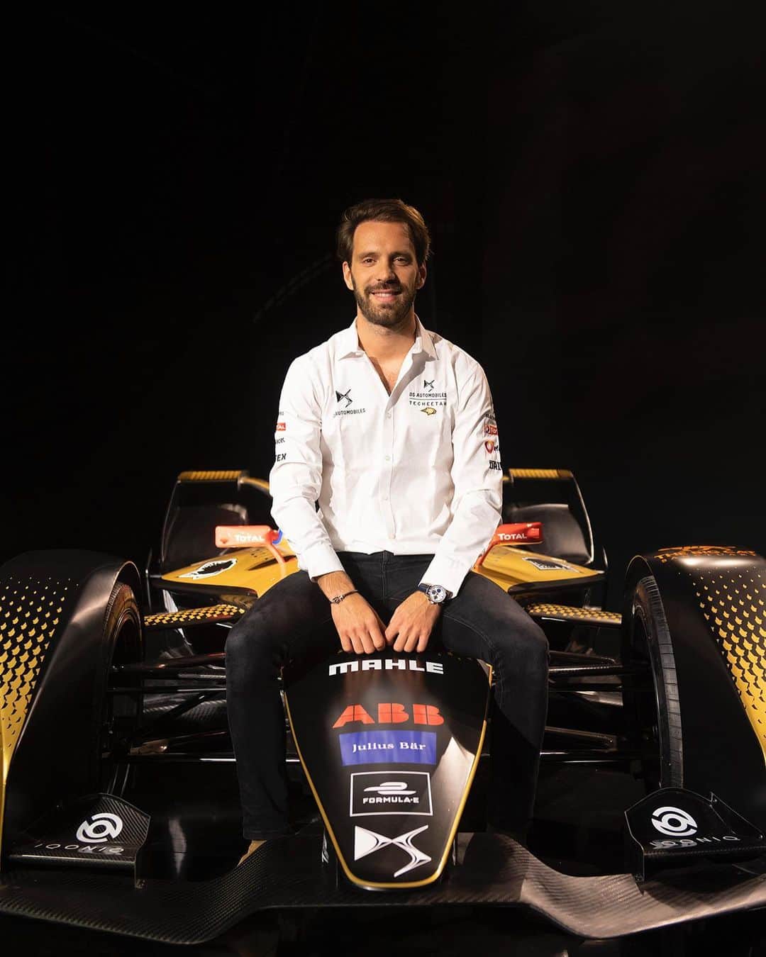 ジャン＝エリック・ベルニュのインスタグラム：「Here is my new ride for the season 7 of Formula E! Can’t wait to get started, see you in two days in Valencia beauty 😘  Voilà ma nouvelle voiture pour cette nouvelle saison! Tellement hâte de retrouver le volant 🤓  #DSTecheetah #DSperformance #DSAutomobiles #ABBFormulaE #JEV25 #TagHeuer #BOSS」