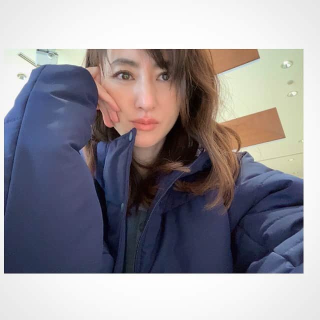 前田ゆかのインスタグラム：「#ロケ  冬の寒さが身にしみる季節になってきました！  #夏物 #撮影 #ロケジャン #ジェットヒーターの出番 #お疲れ様でした✨」