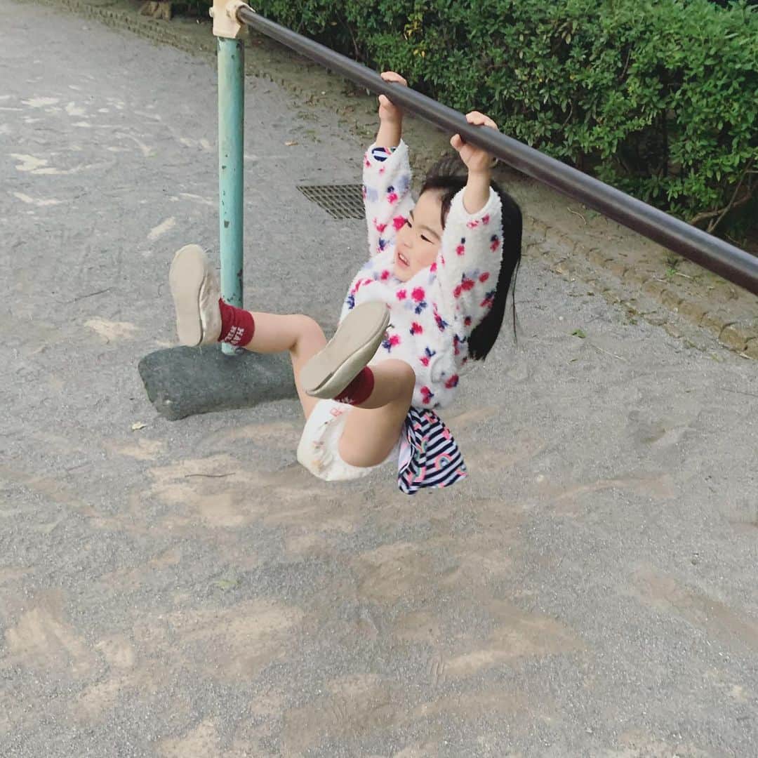 小松美緒のインスタグラム：「こんなこともできるように　 なったんだね。  子どもは風の子元気な子🤧 寒くても彼女のPowerで こちらもあったかくなるよ。　  おことの成長記録🐣🐣　 まだオムツgirlです♡」