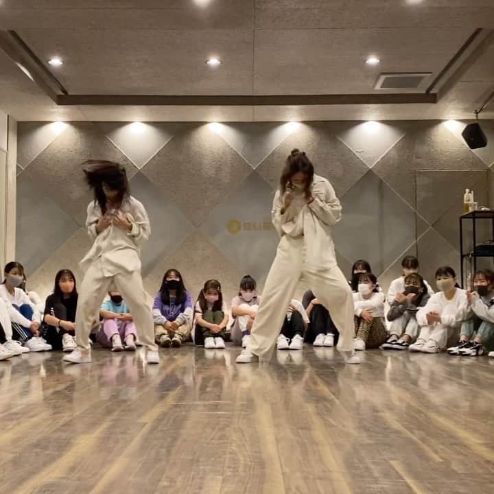 のインスタグラム：「． ドライフラワー/ @yuuri__music__official  w / @maria_funatsu 🌻💖 ． 今月のコラボクラスは邦楽でした💐 受けにきてくれたみんなが本当に 素晴らしすぎてずっと真っ直ぐで、 理解して大切に踊ってくれて色んな みんなの気持ちが見れて幸せでした。 また2人で泣いてた。笑笑 本当にみんなありがとう😭✨  そしていつも沢山一緒にクラスやってくれて マリアちゃん本当にありがとう😢 やっぱりまりあちゃんとやるクラスの 空気感がとても幸せで大好きです😌 いつもありがとう😢🤍  来月は12/23水曜です🥰💕 予約開始はまだですが @kahonna_info にて告知します🌷 ． #ドライフラワー#優里#kahomari#ws」