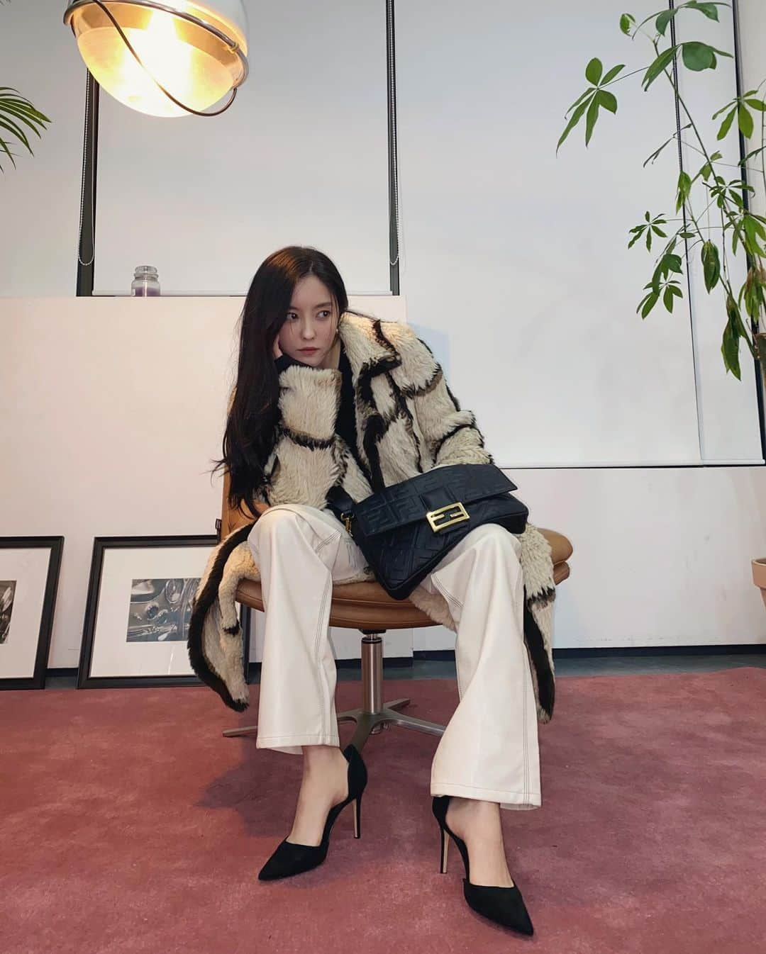 ヒョミン さんのインスタグラム写真 - (ヒョミン Instagram)「@fendi ✨  #광고」11月25日 23時56分 - hyominnn