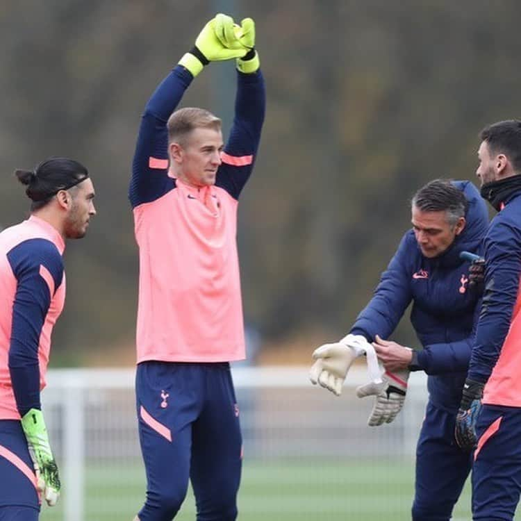 ジョー・ハートさんのインスタグラム写真 - (ジョー・ハートInstagram)「Focus Focus Focus #COYS great session with the boys 🧤🤍」11月25日 23時56分 - joehartofficial