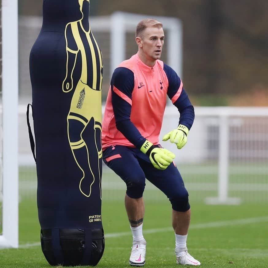 ジョー・ハートのインスタグラム：「Focus Focus Focus #COYS great session with the boys 🧤🤍」