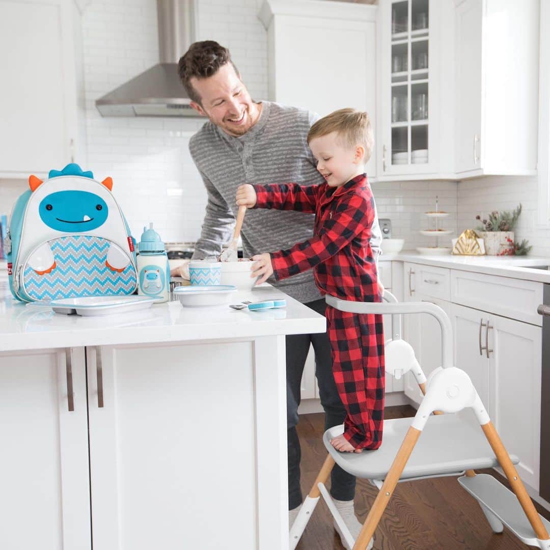 Skip Hopさんのインスタグラム写真 - (Skip HopInstagram)「T-1 day until Thanksgiving! 🦃 Need a helping hand with meal prep today? Our Sit-To-Step High Chair converts to a toddler kitchen helper! 👏  📸: @seanmgannon  #Thanksgiving #thankful #familytime #holidaysmadebetter #highchair #skiphop」11月25日 23時58分 - skiphop